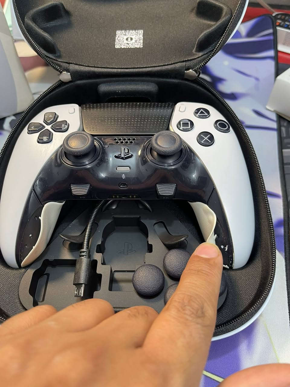 جوستك بلي 5 Sony PlayStation 5 DualSense Edge اللاسلكية الاحترافية باللون الأبيض. 

تتميز هذه اليد المخصصة بقدرة عالية على التعديل، حيث تتيح لك إعادة تعيين الأزرار وتعديل حساسية العصا والزناد لتناسب أسلوب لعبك.
تتضمن الوحدة أزرارًا خلفية قابلة للبرمجة ووحدات عصا أنالوج قابلة للاستبدال، مما يطيل من عمر الجهاز ويعزز الدقة.
تتضمن الحزمة حقيبة حمل مخصصة، كابل USB مجدول، وأغطية طرفية مختلفة للعصا لضمان الراحة والأداء.
تحتفظ بجميع الميزات الغامرة لوحدة DualSense الأصلية، مثل التغذية اللمسية، والزنادات المتكيفة، والميكروفون المدمج. 
ملاحظة 🌺🌺مستخدمة بيها خلع بالجلدة فقط شرط الشغل وكامل ملحقات 🌺🌺


**إذا كنت صاحب هذا الإعلان وتريد حذفه لأي سبب، رجاءا أرسل رسالة إلى الدعم الفني**