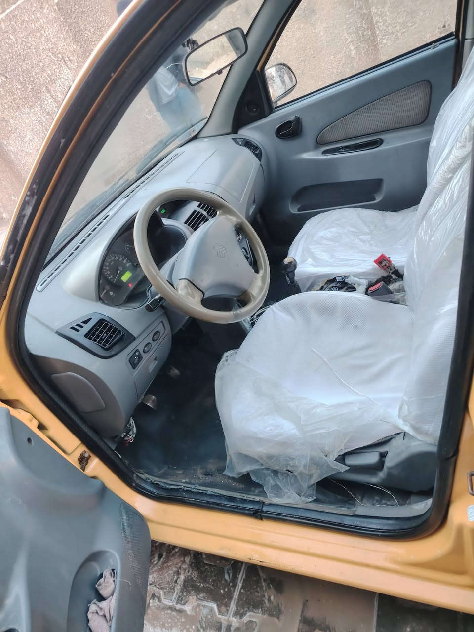 سلام عليكم سياره طيبه موديل 2015 بارد باب الخلفه سياره محرك نضيف تبرد بس غاز تخم تاير جديد رقم *********** موجود واتساب  وخاط سعر 40 وبيه مجال
