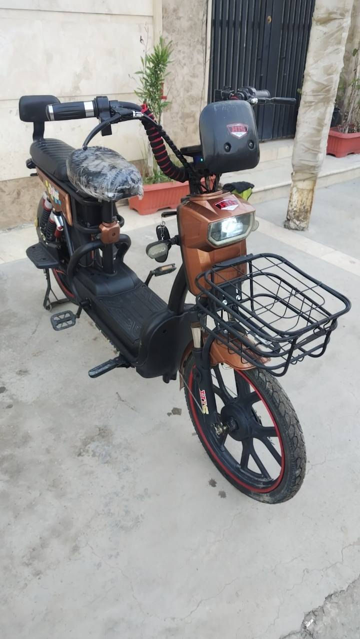 السلام عليكم
دراجه شحن حجم 20 شركه HIS احسن نوعيه 5 بطاريات نضيفات كلش والدراجه اخت الجديده 
استعمال قليل جدا وياه سويجين و بصمتين 
وشاحنه الاصليه 

السعر 275 الف 
العنوان بغداد 
رقم ***********
