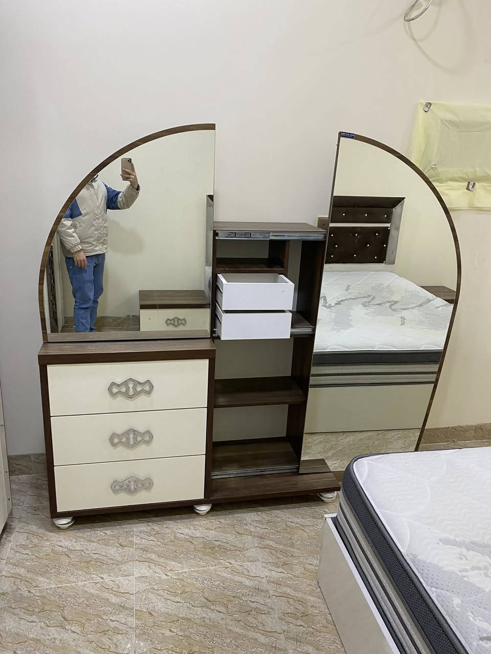 غرفه نوم تركي خمس قطع  نضافه   فول مع الدوشك ماركه استقبال
للاستفسار ***********
