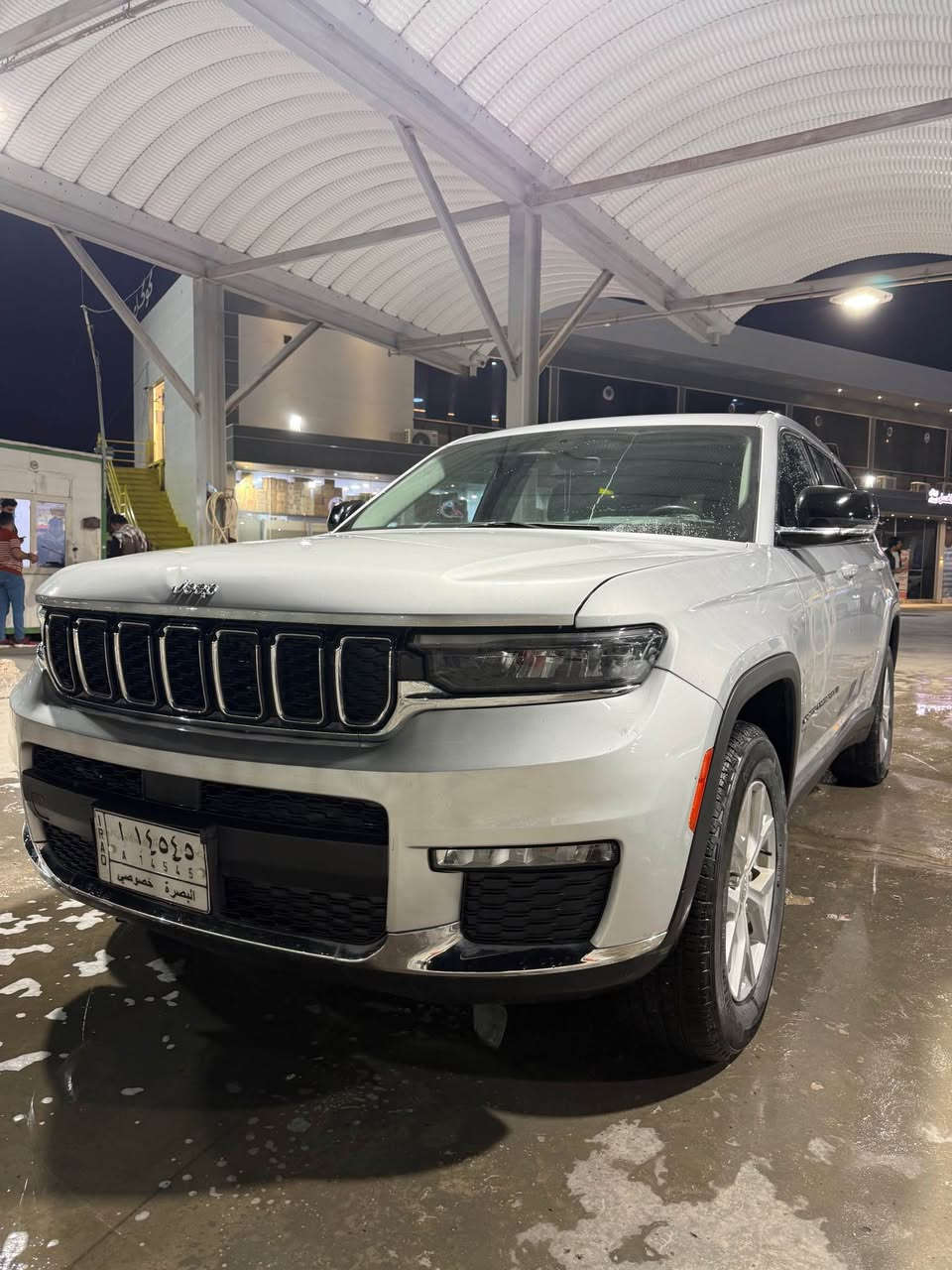 سياره جيب كراند شيروكي لمتد فول كشنات جلد تدفئة كشنات امامي وخلفي اربع انظمة قياده نقطة عمياء لدات ٤ ابواب بيهة نظام الكسا وبعد مواصفات بدون تنته ماشيه 40 الف كيلومتر السياره كلش حلوه ونضيفة حادثهة جاملغ امامي عكس السايق من امريكا فقط وهنا بالعراق صار بيهة PDR بالباب الخلفي بسيط الباقي كفاله ورقم مميز 
للتواصل *********** البصرة, العراق
