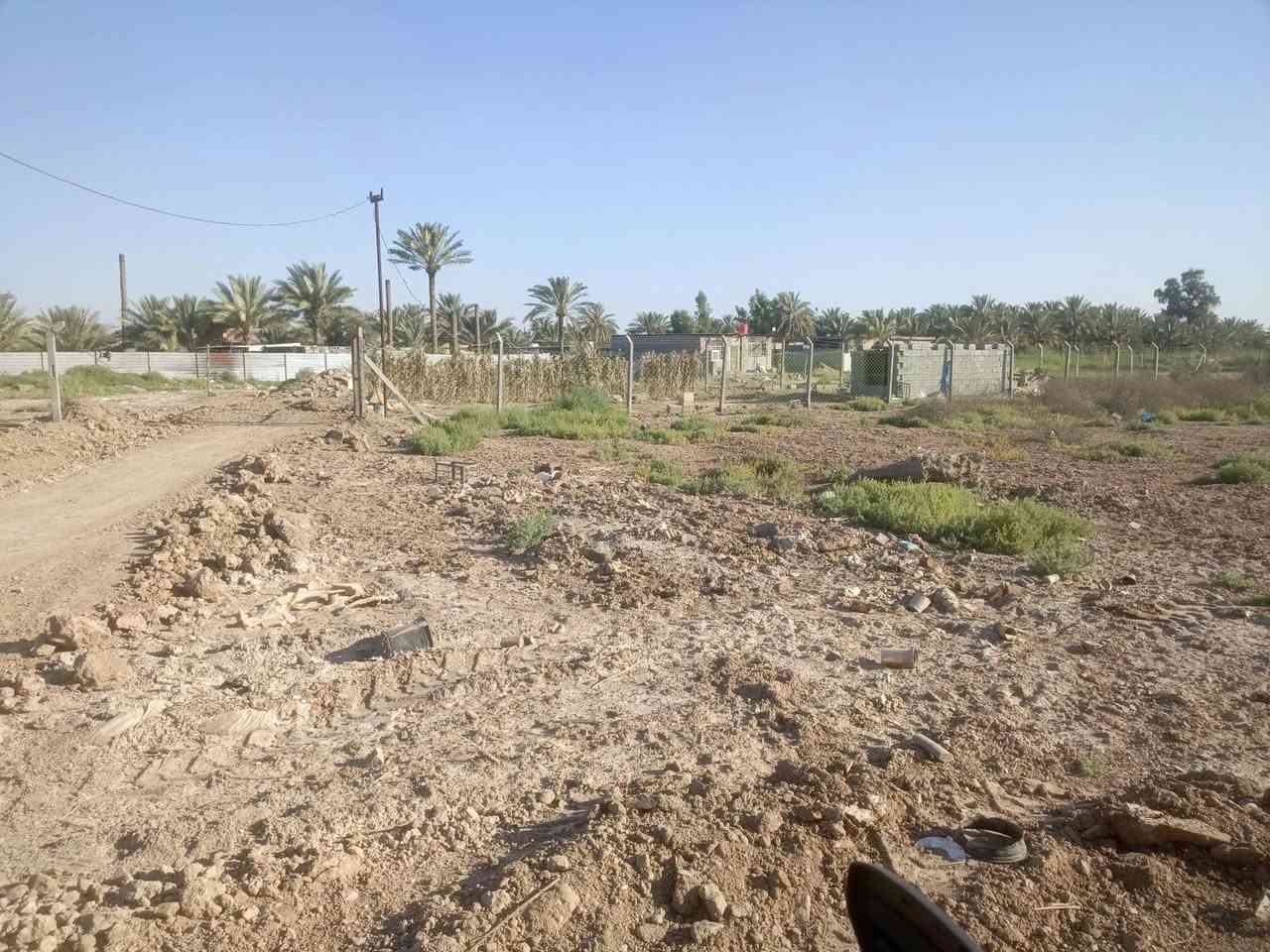 سلام عليكم نصف دونم موقعة خلف السكلات قرب البحميد ومسحوبلة ماء وكهرباء والشارع مالتة سبيس ومعدول بكانة حلو ومرتب يبعد عن الشارع 200متر هاذة رقمي  ‏‪***********‬‏

