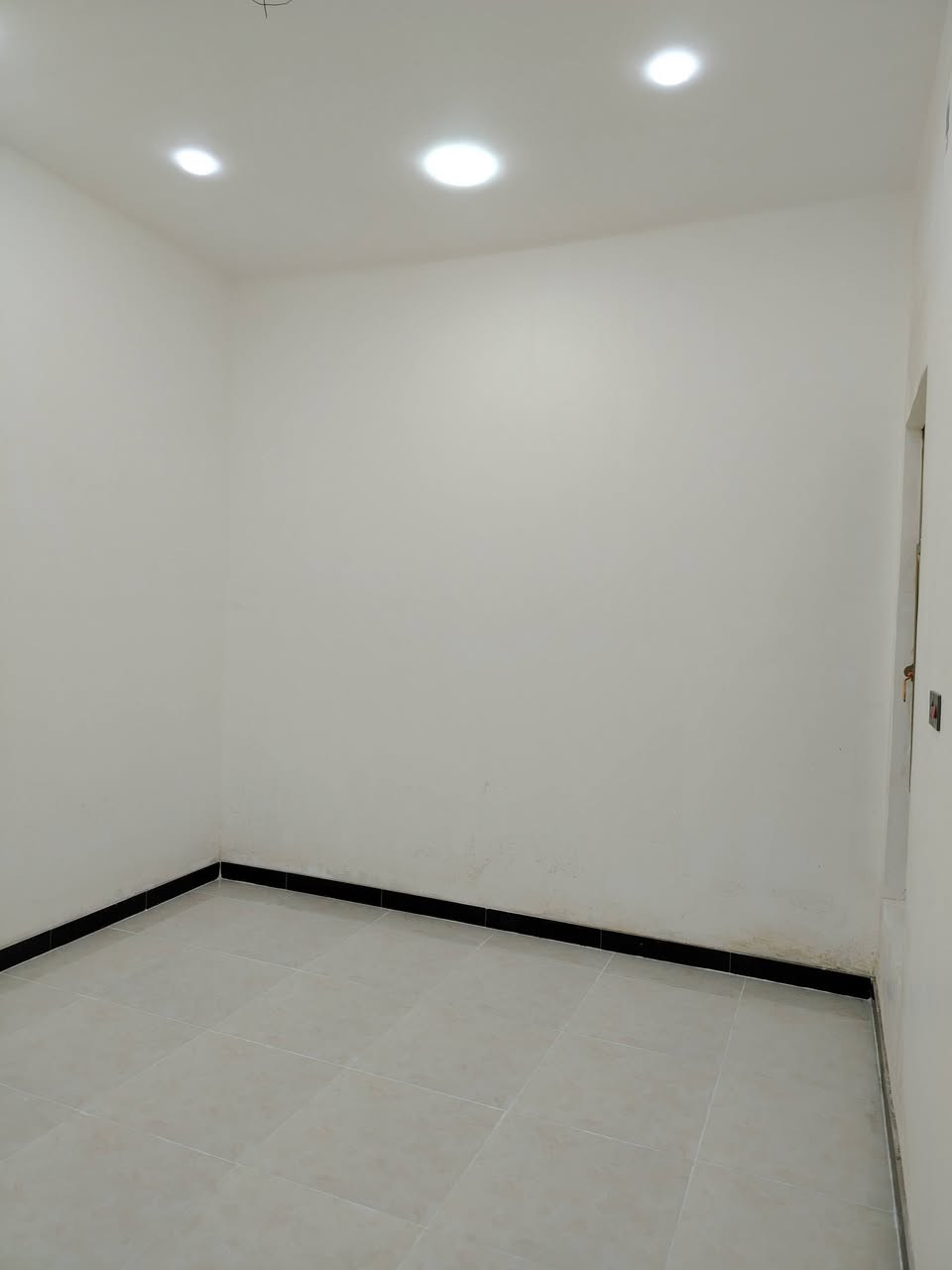 دار للبيع المساحة 100م طابو صرف في حي الغدير على ساحة السعر 90 وبيها مجال اتصال ***********
