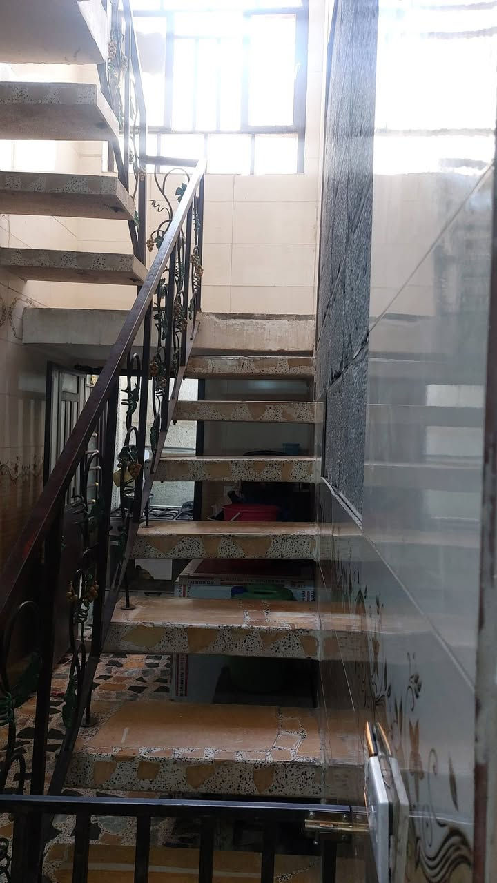 بيت للبيع مساحة ٢٠٠متر بي محلات ٢حاليا مئجرات العنوان بغداد الحسينيه الراشدية شارع الخدمات مسقط قرب مستشفى التركي قريب على مطعم ابو خميس الاستفسار على رقم ***********هاذابي واتساب السعر على الخاص
