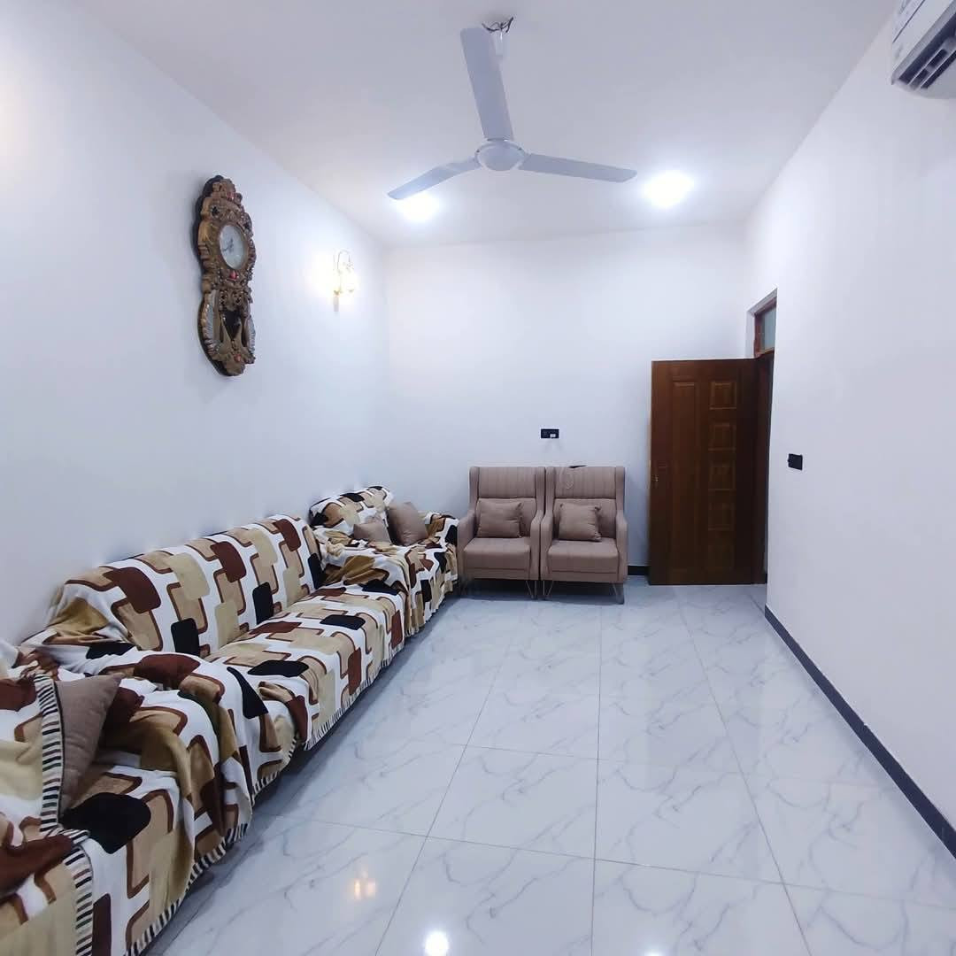 سلام عليكم
بيت عرصات حيدر بن حجي هندي حولي الخصيمه سند ٢٥ 
قرب شارع أبو لما الرئيسي بناء البيت مسلح كونكريت من الساس لسقف البيت كامل أي نقص مابي بنا حديث 
يتكون من استقبال صاله مطبخ حار بارد غرفه نوم عدد واحده صحيات داخلية وخارجية 
المساحة 120متر 
سعره البيت خاص أو الاتصال عل رقم ***********
