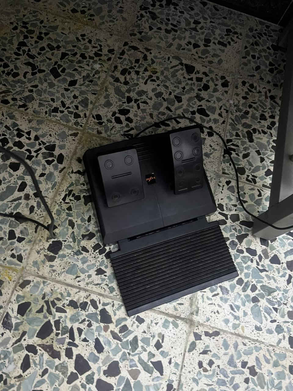 السلام عليكم شباب.. للبيع بكج جيمنج كامل (بلايستيشن 4 سليم مع كامل ملحقاته بكارتوناته الأصلية لكل الغراض، جاهز للعب فوراً).
​تفاصيل الأغراض (البيع للكل بكج أو مفرد حسب الرغبة):
​1️⃣ جهاز البلايستيشن (السعر مفرد: 290 ألف)
​جهاز PS4 Slim نظيف جداً من الناحية البرمجية وشغال 100%، البدي الخارجي بيه شخوط سطحية بسيطة موضح بالصور وما تؤثر ع الأداء نهائياًGod of War (كود اوف وور).
​كارتونة الجهاز الأصلية موجودة.
​يدات عدد 3 (2 أصليات بكارتوناتهن الأصلية موجودة وعليهن كفرات حماية + 1 تجارية شغالة تمام) مع شاحنة الظهر لليدات.
​2️⃣ جهاز UPS ضخم (السعر مفرد: 100 ألف)
​جهاز UPS ماركة Nexxt بقوة 2000VA تشغيله وتبريده ممتاز، يحمي البلي والشاشة من انقطاع الكهرباء.
​كارتونته الأصلية موجودة.
​3️⃣ سماعة ألعاب (السعر مفرد: 25 ألف)
​سماعة جيمنج نظيفة وصوتها ممتاز وعالي ومحيطي.
​4️⃣ دركسون / ستيرن ألعاب (السعر مفرد: 75 ألف)
​ستيرن PXN مع الدواسات لعشاق ألعاب السيارات وفك الرعب.
​كارتونته الأصلية موجودة.
​(للأمانة الجلد الجانبي البرتقالي بيه تقشر وتلف بسيط موضح بالصورة).
​🔥 السعر لقفل البكج كامل (كل الغراض سوية بكارتوناتها): 450 ألف دينار فقط! مع جنطة اقراص كاملة هدية 😁 فيها اقراص
​📍 المكان: [ بغداد الحبيبية قرب مركز الشرطة ]
📞 للتواصل: [***********]
(ملاحظة: الفحص والتجربة عند الشراء لضمان حق المشتري).
(وبيها مجال) وجنطة اقراص كاملة هدية فيها اقراص
