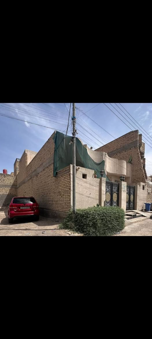 للبيع دار سكني تصميم حديث وأنيق الجمعيات الأولى البيت طابو
مساحة 100 متر

• طابق واحد
• السقف كونكريت مسلح
• البناء والمواد درجة أولى
• واجهة مرتبة وحديثة مع باب حديد ديكور فاخر
• الصالة مفتوحة على البيتونة بتصميم مريح وواسع
• الحايط مخمر أبيض مع وزرة سيراميك لون بيجي
• تشطيب نظيف وجاهز للسكن

الدار مناسبة للعوائل وموقعها هادئ ومميز.
للاستفسار ***********
