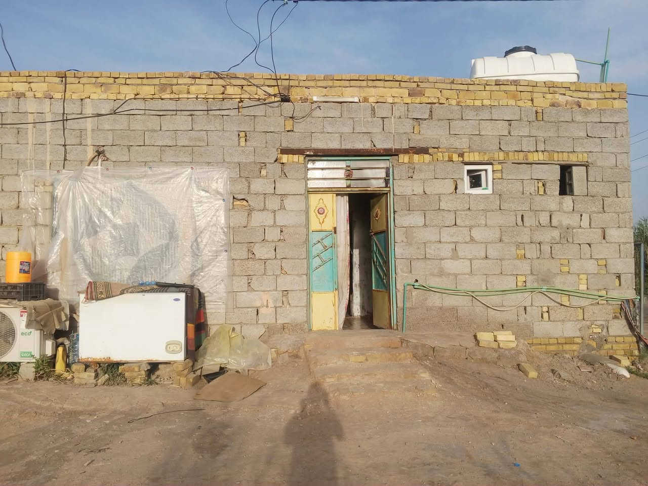 السلام عليكم
يوجد قطعه أرض زراعيه مساحه ٣ ونص دونم 

بيها بيتين ومضيف خارجي تبعد ١٠٠ عن التبليط بيها كهرباء والماء اساله وقريب عليها مدرسه اعداديه  ومتوسطه وابتدائيه 

ومستوصف يبعد عليها ٢٠٠ متر 

منطقه المصيفي للإستفسار *********** واتساب واتصال

