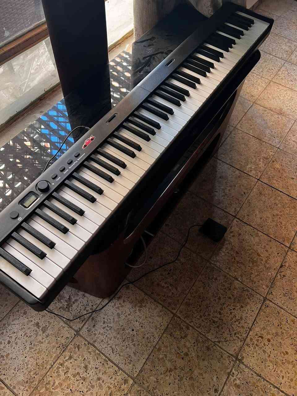 السلام عليكم بيانو 88 مفتاح قابل للطي همر تاتش مع ملحقاته للبيع بسعر 175,000 قفل الاتصال واتساب ابو طيبه ***********
