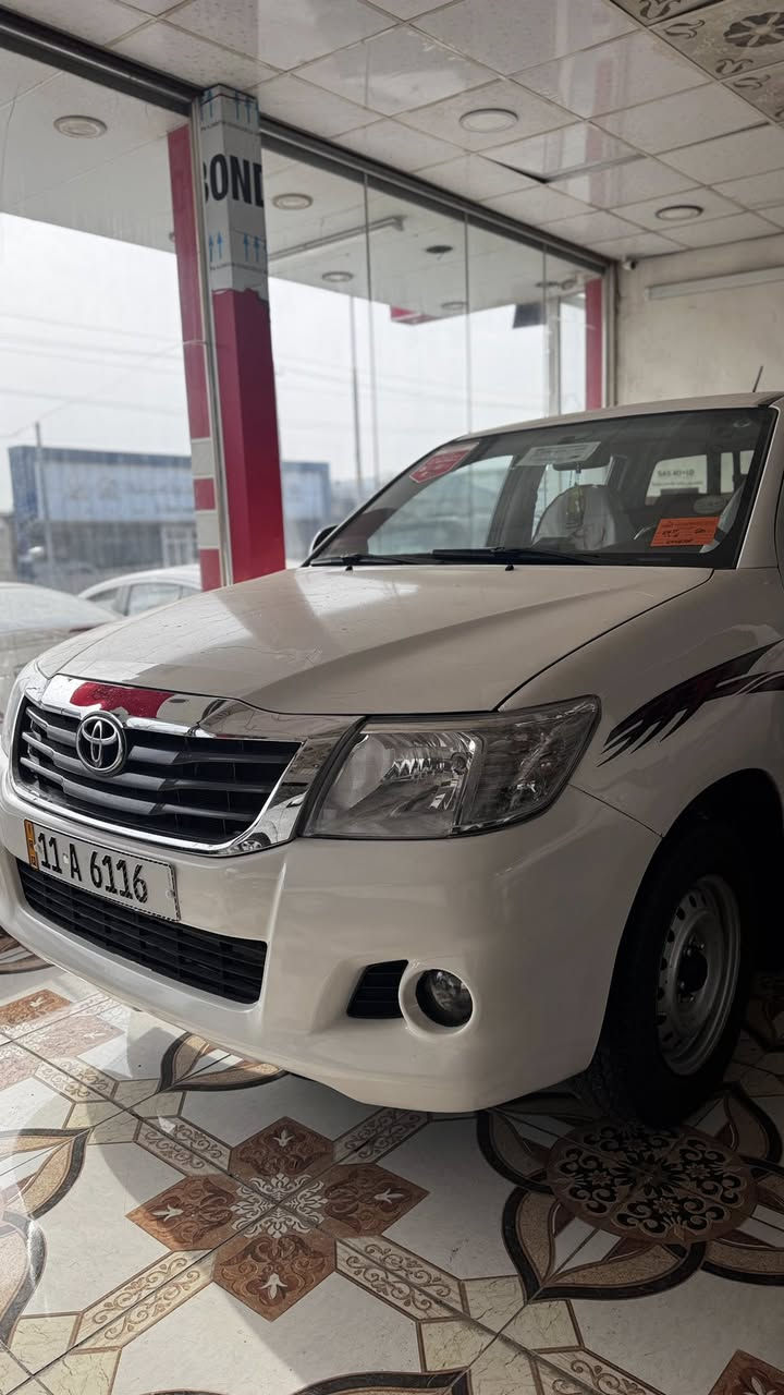 السلام عليكم بيكم 2014 كير عادي رقم مميز ابيعها هيه والرقم السياره كفاله عامه بس بارد بيها من الخلف جوه البك لايت فقطط بكل السياره ماشيه 120 الف فقط مشي حقيقي مواصفاتها معروفه والصور واضحه 
بيع او مراوس حسب القناعه 
السياره احلى من الصور بهواي كلش نصبتها حلوه ومابيها شخوط ولا رصعات ولا بارد كلشي مابيها 
مكان السياره صلاح الدين قضاء بلد 
***********
***********
