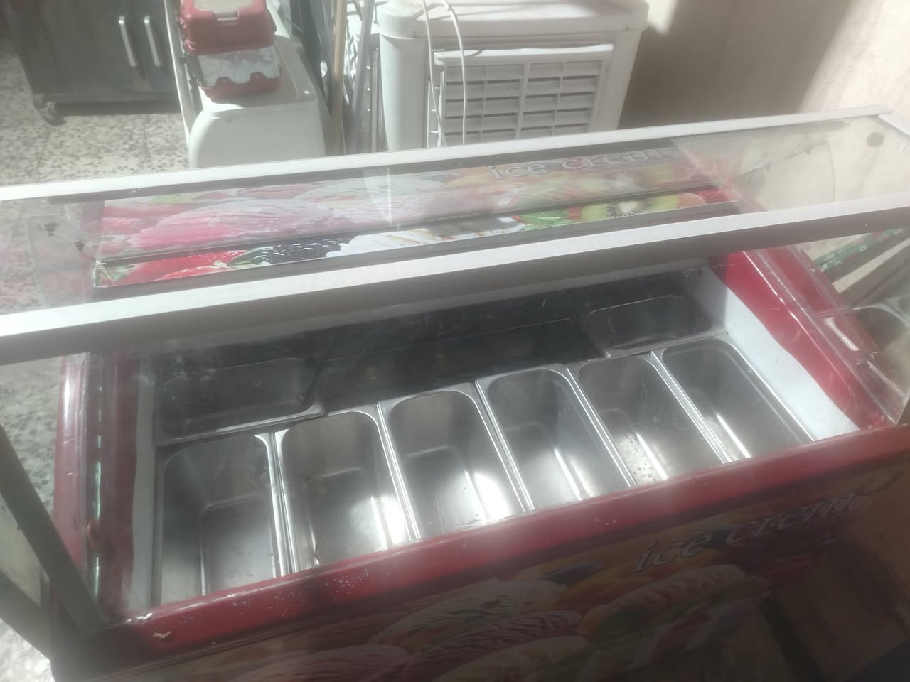 عارضه مرطبات صناعة ايطاليه سنگل فيز تأخذ 10بلانكات 6كبار 4صغار مكاني بغداد الاستفسار *********** السعر 450الف
