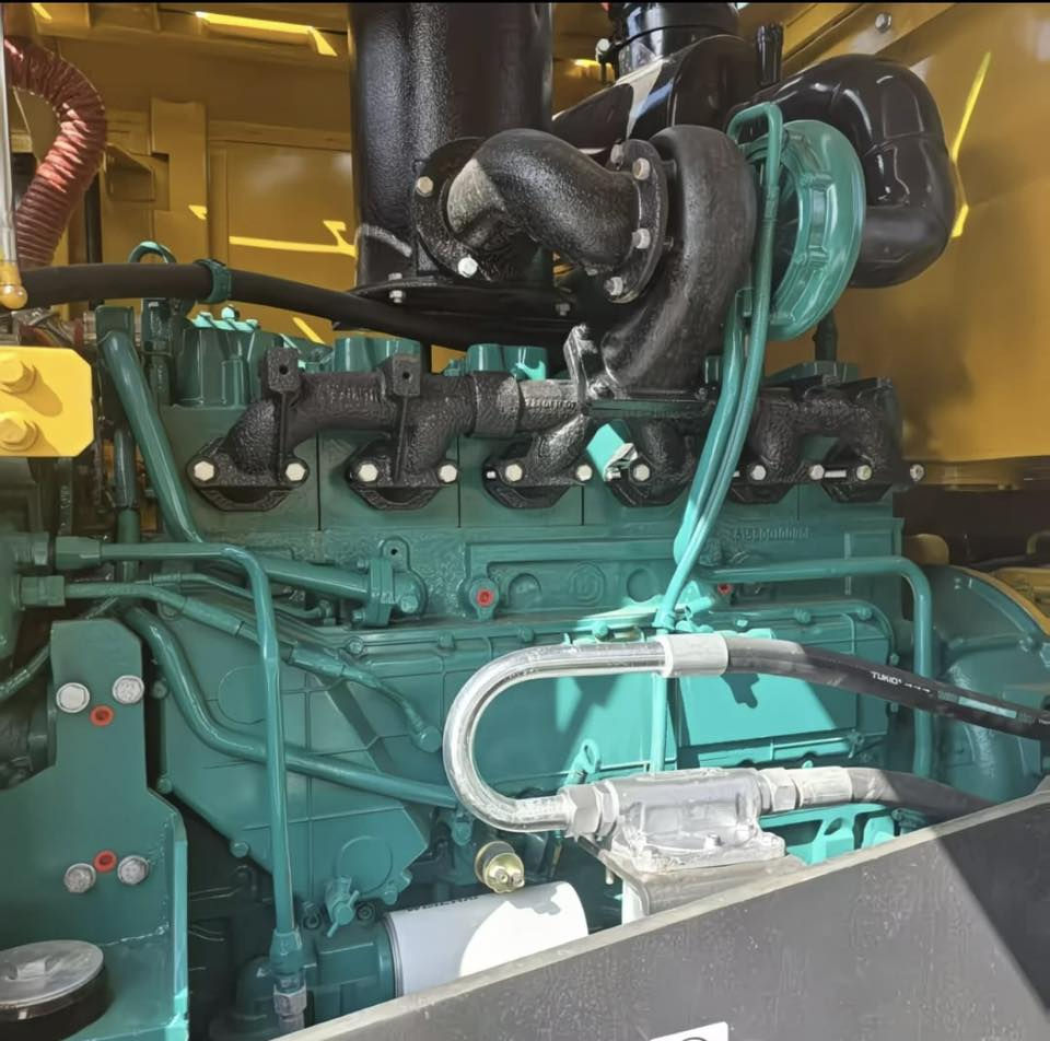 لودر SDLG موديل LG956L (50) — مستعمل بحاله جيدا جدا   فئة 5 طن السعر 18000$ دولار 
المواصفات الأساسية ⚙️

🔶 السعة والقدرة
 • حمولة التشغيل: 5 طن
 • سعة الباكيت (الجرافة): 3.0 م³ 
 • قوة الحفر: عالية — مناسب للرمل، الحصى، التربة، التحميل الثقيل

🔶 المحرك
 • نوع المحرك: ديزل Weichai 
 • القدرة:  162 حصان
 • تبريد مائي + توربو

🔶 الوزن والأبعاد
 • الوزن التشغيلي:  17 طن
 • ارتفاع التفريغ: 3.2 متر
 • طول الماكينة: ~8 متر
 • عرضها: ~3 متر

🔶 ناقل الحركة
 • أوتوماتيك / Power Shift
 • دفع رباعي 4×4
 • سرعات متعددة للأمام والخلف

🔶 نظام الهيدروليك
 • تحكم قوي وسريع
 • مناسب للعمل المستمر بالمقالع والمرافئ والمصانع


**إذا كنت صاحب هذا الإعلان وتريد حذفه لأي سبب، رجاءا أرسل رسالة إلى الدعم الفني**