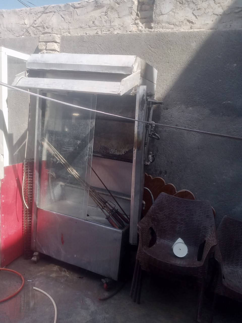 السلام عليكم عندي اغراض مطعم للبيع شواية دجاج ام السبع شيش ومعرض لبيع الفلافل مع شواية بركر مع كابسه مع كراسي عدد7واثنين ميز طعام مع مصطبات للجلوس عدد 2طول الوحده2ونص متر مع ميز حديد الطول 2متر ونص مع ميز حديد مربع مخصص لشواية الدجاج 
الاتصال على هذا الرقم ***********
