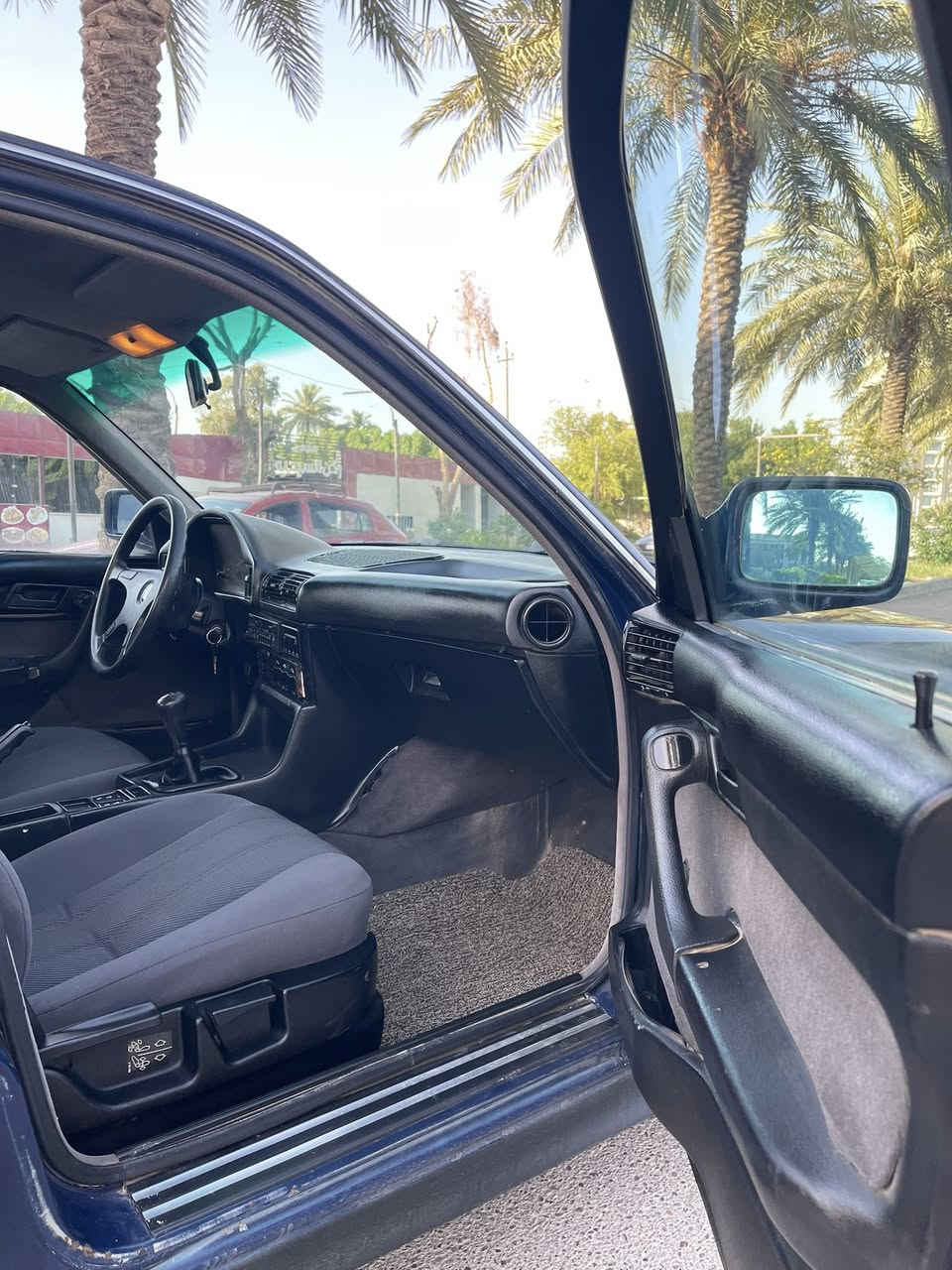 للبيع 520 مسكر كير عادي موديل ٩١ 
السياره ع وضع الشركه من كل النواحي 
تبريد ثلاجه وعليه ادامه كامله 
كير ومكينه مكفولات جدد لوك 
صدر اماني خلفي طستها طوبه متحس ييها 
تطلع بيها عبالك طافيه متسمع صوتها سياره كلش بلاديه 
داخلها مخمل جديد كلش 
رقم بغداد الجديد تحويل ثاني يوم 
بدون خياس بدون حادث 
وبيها كم قطعه صبغ ابيع عام مصبوغه 
تخم تاير جديد وحتى كباتها بلاديه 
السعر ٥٣ وبيها مجال بسيط جدا 
مكاني بغداد السيديه 
*********** 
الشراي يتصل
