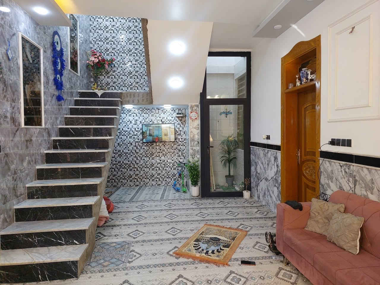 دار للبيع  مساحة  ميه وخمسين طابقين اربع غرف نوم  وستقبال سبعه متر وصاله ثمانيه متر ٣حمامات بعلوت الفحل نزلت صوره المام العباس سعر ٨٥وبي مجال رقم ***********
