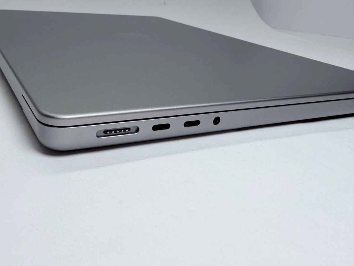MacBook Pro 14.2″
****************
M1 Max
****************
32-Core GPU
وهي النسخة الأقوى والأعلى في هذه الفئة
****************
          10-Core CPU
8 انوية للأداء العالي والمهام الثقيلة
2 نواة للمهام اليومية الخفيفة
****************
64 _GB unified memory
****************
512_GB SSD
****************
دورات الشحن 86
صحة البطارية 89
****************
الشاحن الاصلي 96W
كيبل شحن  MagSafe USB-C
****************
الشاشة 14.2" Liquid Retina XDR
ProMotion بتردد 120
3024 × 1964
****************
خفيفة في الوزن ..كبيرة في الاداء
للمونتاج والاعمال الهندسية الثقيلة والألعاب...
****************
السعر.          2,300,000
****************
الجهاز حرفيا يشبه الجديد....
الجهاز يأتي مع الشاحن الاصلي فقط بدون كارتونه ....
يوجد توصيل لكل محافظات العراق.... موصل, نينوى


**إذا كنت صاحب هذا الإعلان وتريد حذفه لأي سبب، رجاءا أرسل رسالة إلى الدعم الفني**