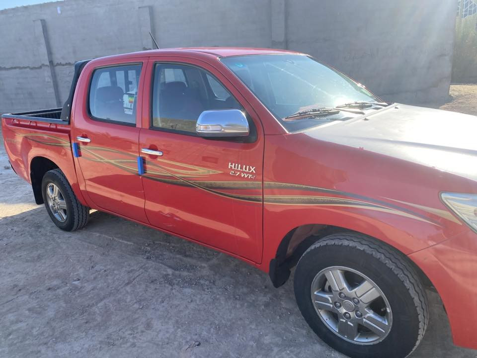 السلام عليكم هايلوكس  2015اوتوماتيك شاصي ١٩ مكفوله كفاله عامه ما عدا ملاحضات شوف العين ماشيه ٣٥٠الف السعر ٢١٥ مكان السياره البصره الدير  رقم الهاتف ***********
