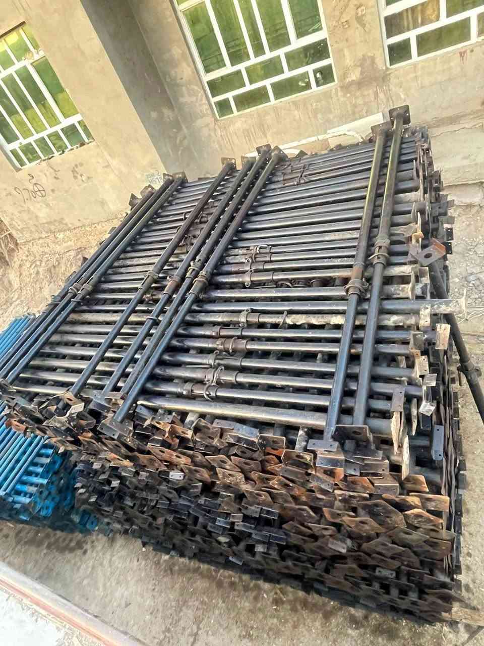 جكات حاضن طول4 متر  هندي مكينه أم القفل سن خشن شرط شغله وحده العدد 1500 بدون نيشان اتصال *********** العنوان بابل
