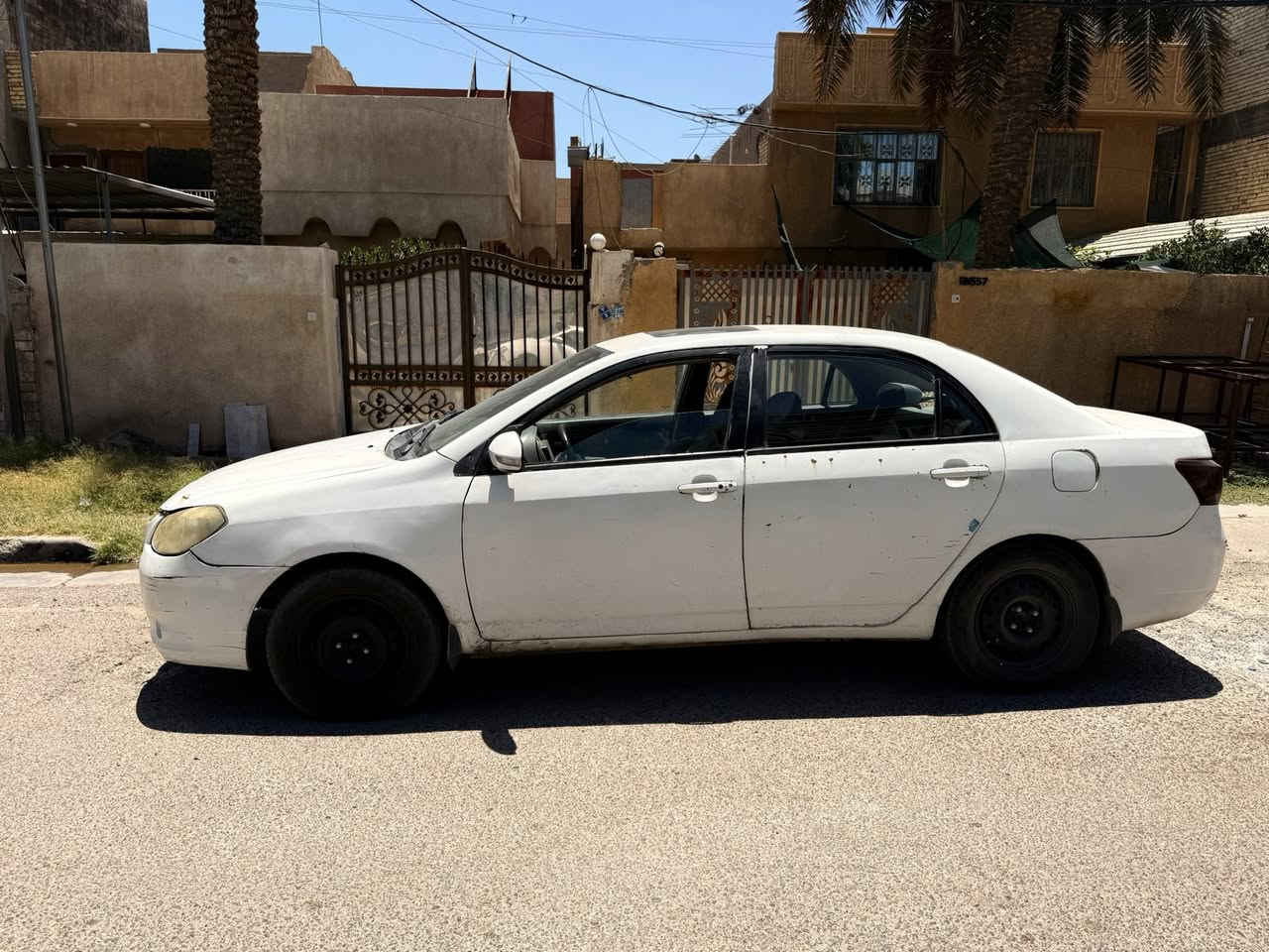 للبيع: BYD G3 موديل 2013 
السيارة  رقمها بغداد جديد 
باسمي تحويل ثاني يوم 
المواصفات:
بصمة تشغيل وأبواب.
فتحة سقف (طكتين).
كشنات جلد بلادي.
تحكم ستيرن.
تخم تاير جديد 
حداديه كامله 
سياره جاهزه 
حساسات خلفية بلادية + إشارات بالمرايا.
تخم تايرات جديد.
المحرك خير من الله 
 والكير مابي شي 
 والتبريد يرادله صيانه وغاز
بيها 3 قطع بنيد وجاملغ وباب   بدون دواخل 
الشراي يجي و يشوف و يدلل 

عامريه شارع العمل الشعبي 
***********السعر:45 ورقة وبيها مجال]
