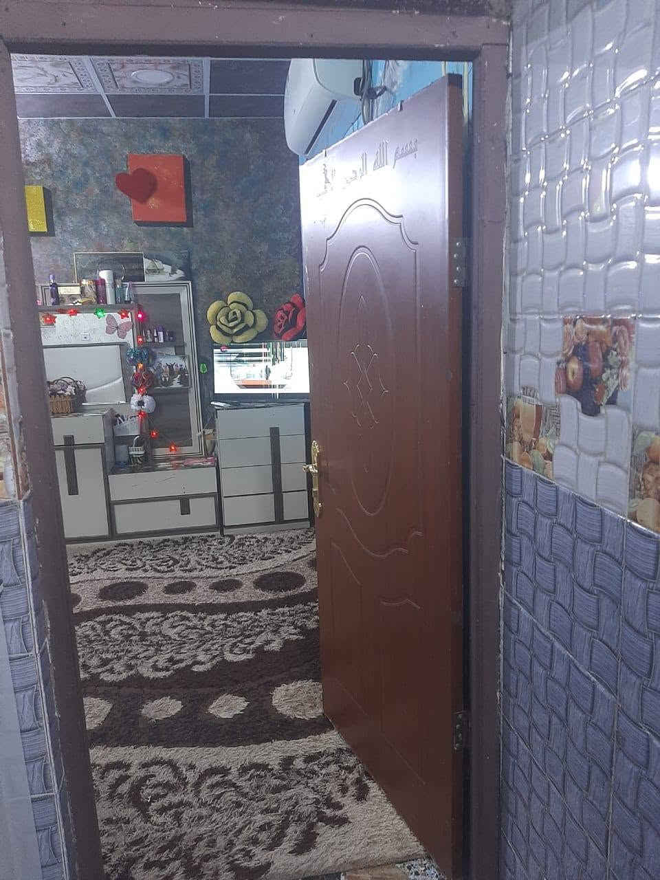 السلام عليكم بيت تجاوز للبيع خلف جامع الصدرين الزعفرانية مساحه 65 م غرفه كبيرة وهول وملحقات قريب على الشارع العام مقابيل البيوت الطابو منطقة حلوة السعر 26 وبيه مجال قليل تحياتي. 
***********
