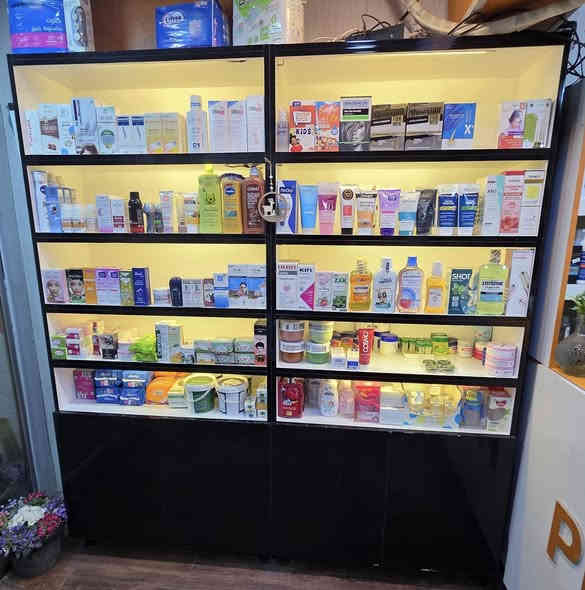 للبيع ميز عارضة مواد صيدلية مع ٨ دواليب صيدلية او  كوزمتك
للتواصل *********** واتس
