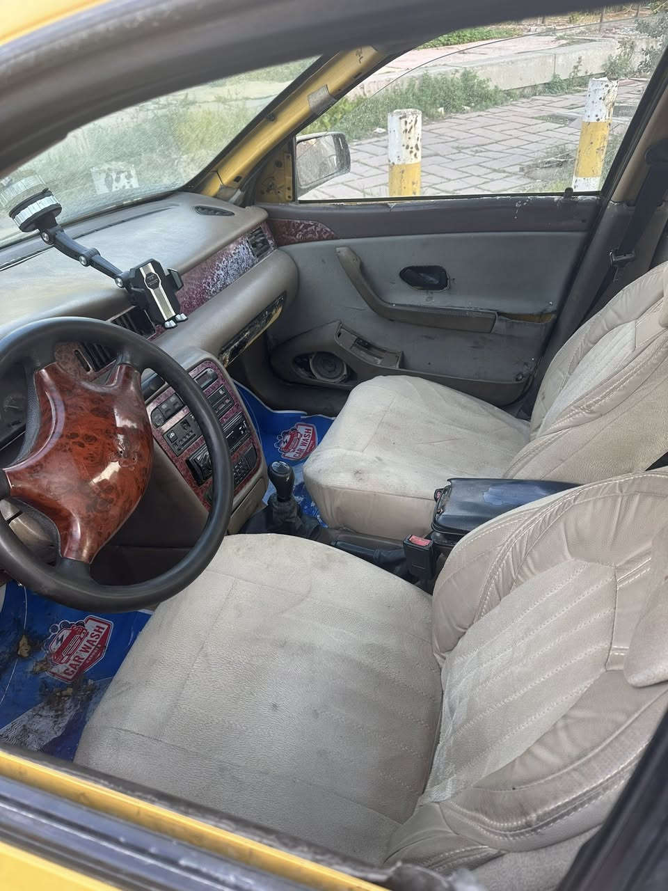 سياره سمند للبيع ب ٢٠ ورقه الي يريدها يجي ياخذها مكينه مابيها عزم ***********
