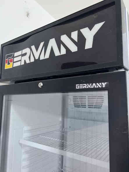 السلام عليكم عارضة مشروبات للبيع نظيفة جدا مستخدمة شهر واحد فقط الحجم 358 لتر نوع جيرماني الصناعة تركية السعر 550 الف وبيها مجال قليل للتواصل *********** موصل حي الزراعي
