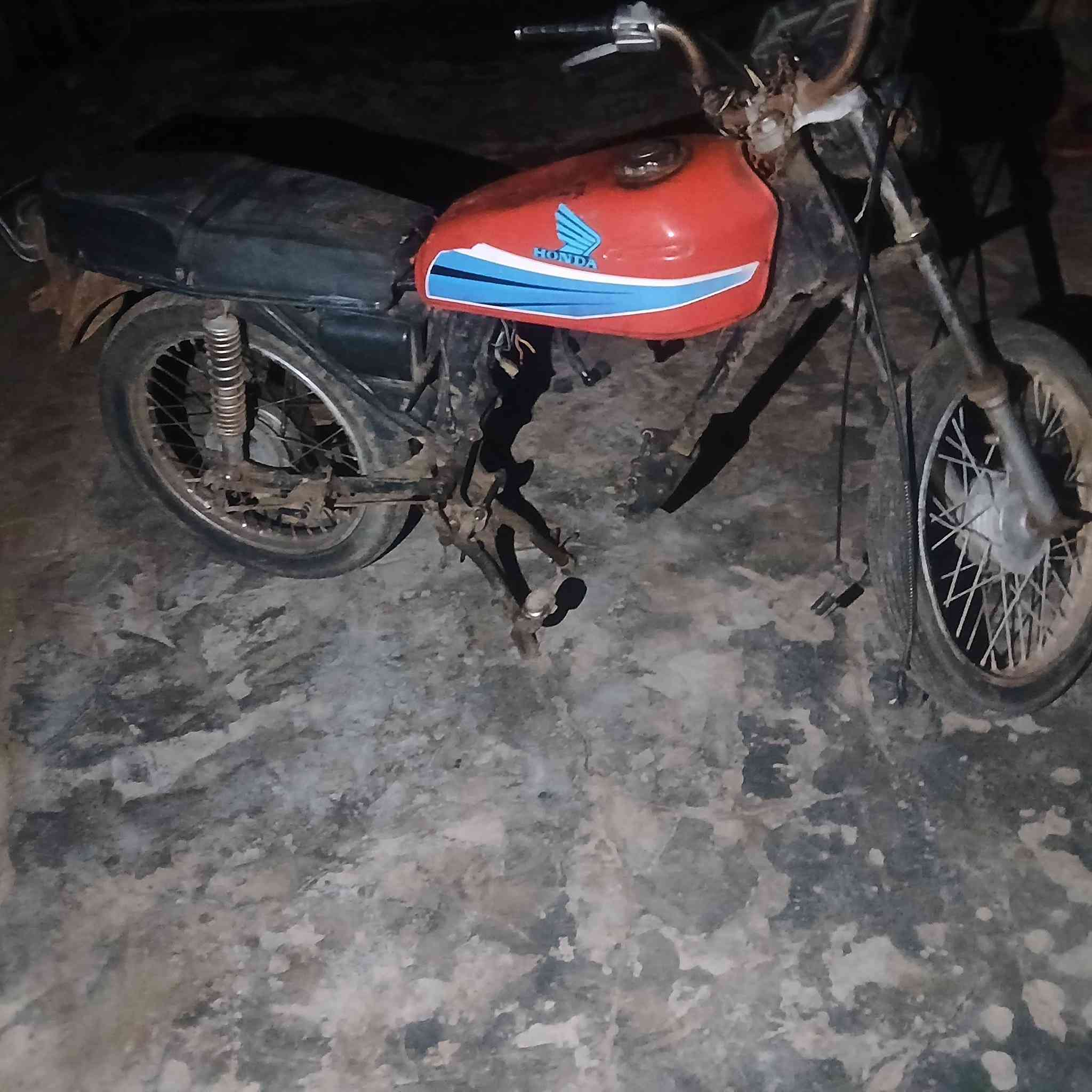 السلام عليكم دراجة للبيع نامة امتياز وصل السعر 250وبيها مجال ***********
