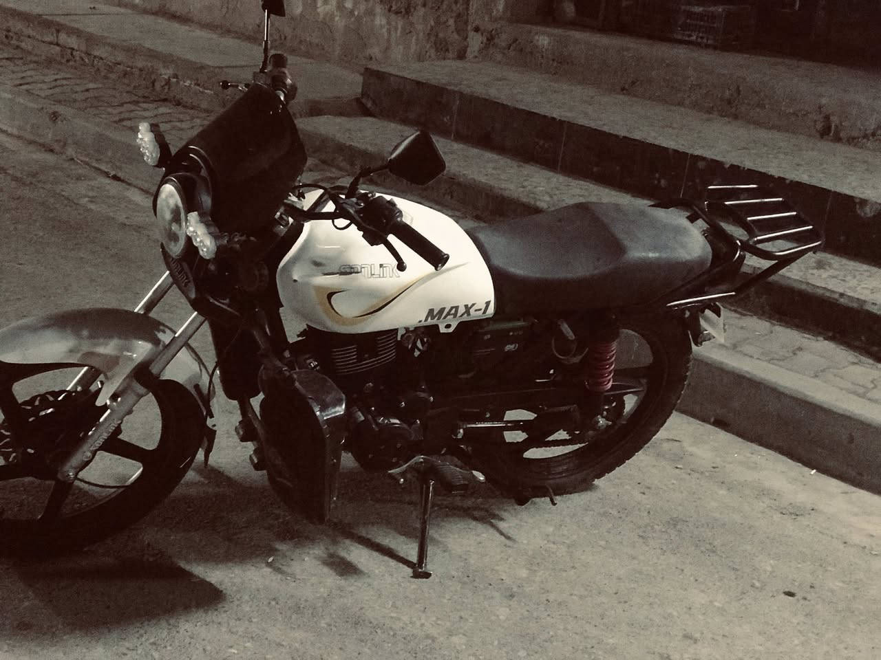 سونك ماكس -1 دراجة نضيفة كاملة من كلشي تجي بعينك تشوف موديل 2025 ماشية 11 الاف  نقصهة بس صفاحية يسرة ول باقي انكر سلف وطلع محرك نضيف اوراق معرض مزودة ب زنون ودرع الدراجة خير من الله ما مشتغل بيهة ابد سعرهة 850 وبيهة مجال للشراي مكاني بغداد جسر ديالى القديم *********** واتساب
