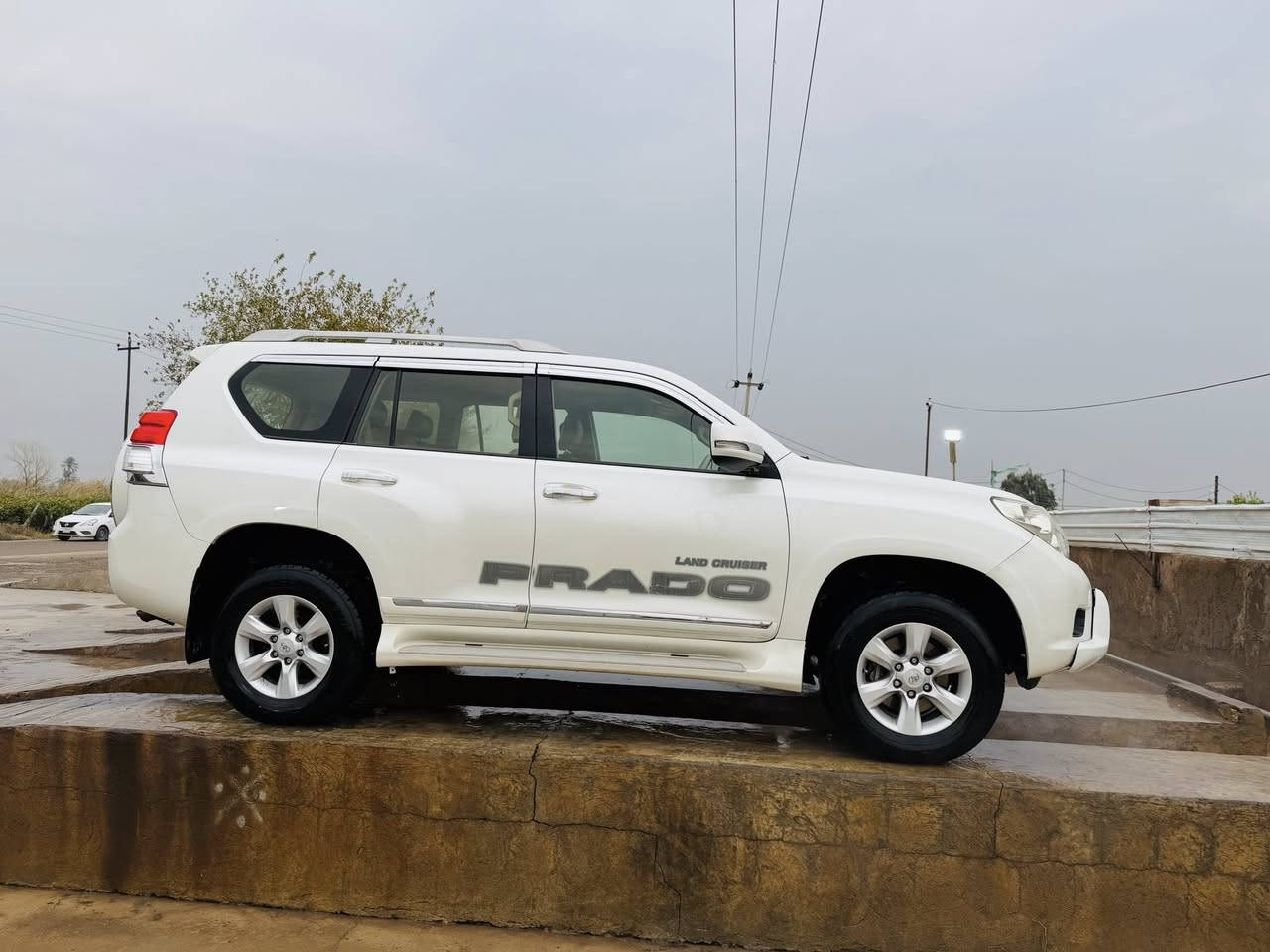 #برادوTXL  فول الفول ٦ سلندر. 

السلام. 

اقرأ تفاصيل ♥️♥️

شرط بل حقيقه احله من الصور. كلش جديد 

كير مكينه حداديه تبريد. بلادي على وضع الشركه 

ما مفتوح بيها برغي بشرط 
 
عليها تخم تاير جديد

سيارا مالت جناي  مافتوح بيها برغي على سونار وين ماتريد 

برادو موديل 2012 رقم بغداد 
-مواصفات 
عداد كيلو متر١٩٠
١- اصلي  اكويتي امذهاب  🏅🏆
٢-بصمه
جلد 
٣-فتحه
٤-ثلاجه
٥- مثبت سرعه 
٦- محرك ٦ سلندر
٧-شاشه
٨-كامره خلفيه
٩-مري شفط
١٠-تحكم ستيرن
١١-نظام تزحلق
١٢-حساسات
١٣-كشنات جلد
١٤-دفع رباعي
١٥-دبل تانكي
١٦-سبير تعليك   
 كفاله. من اي ضربه أو تبديل صور السونار موجود
اي ستفسار على رقم ***********
