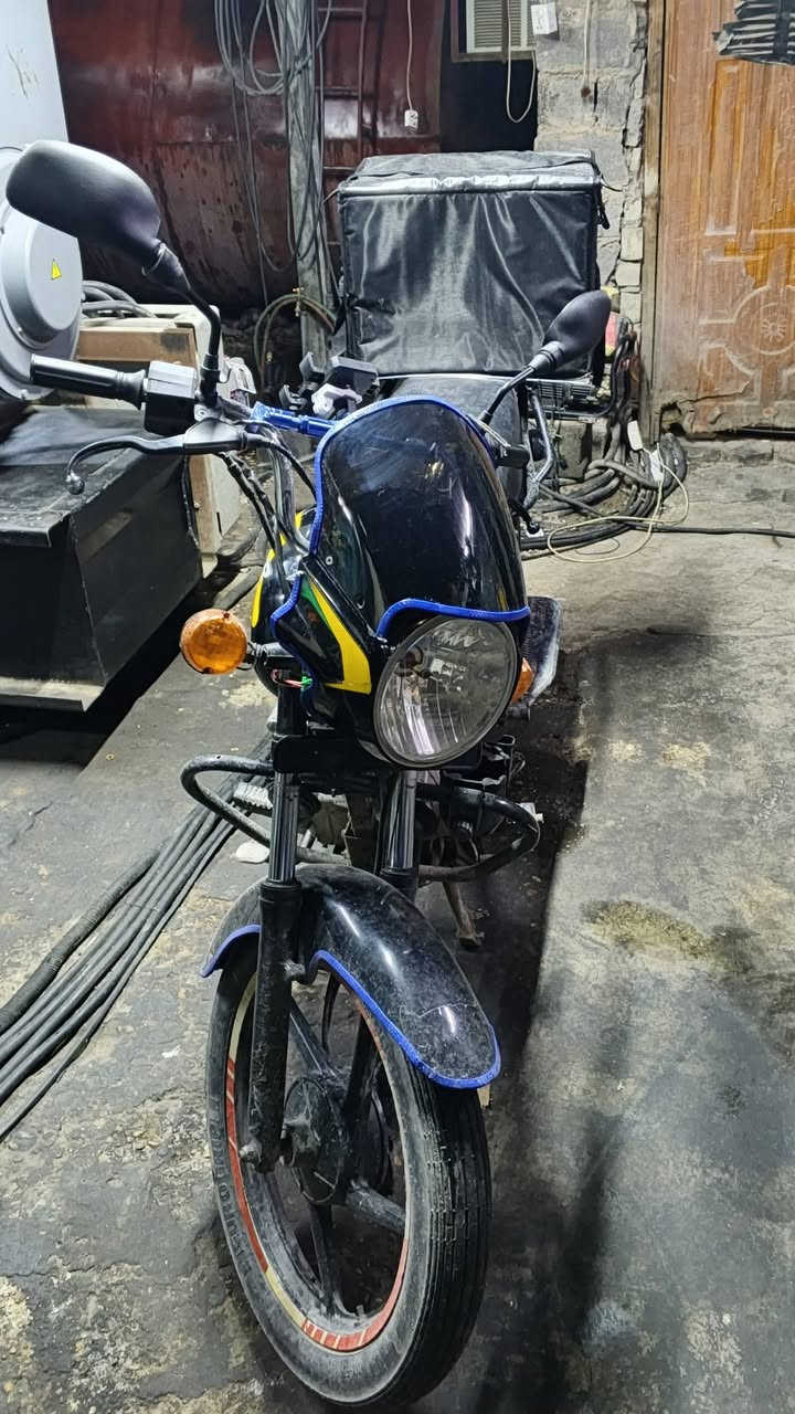 سلام عليكم بوكسر كلاسيك موديل21  رقم مميز بغداد للبيع مجفته مره وحده بيها تبخير قليل من ناحيه الدهن موتل وبانزين محسن دراجه حلوه نشاطها كلش حلو نقوصات دبل خلفي ودشبول عطلان سعره 35 كهربائيات شغاله سعره 1600 وبيها مجال عنوان بغداد الحريه قرب الهايبر ماركت الحريه 
رقم ***********
ملاحضه (دراجه ممغسوله بلغسل حلوه)
