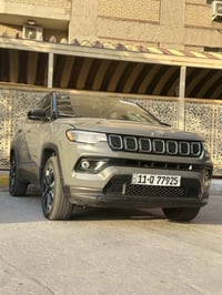 جيب كومباس موديل 2023 فول   لون سمنتي   ماشية 23 الف ميل  رقم بغداد   ...