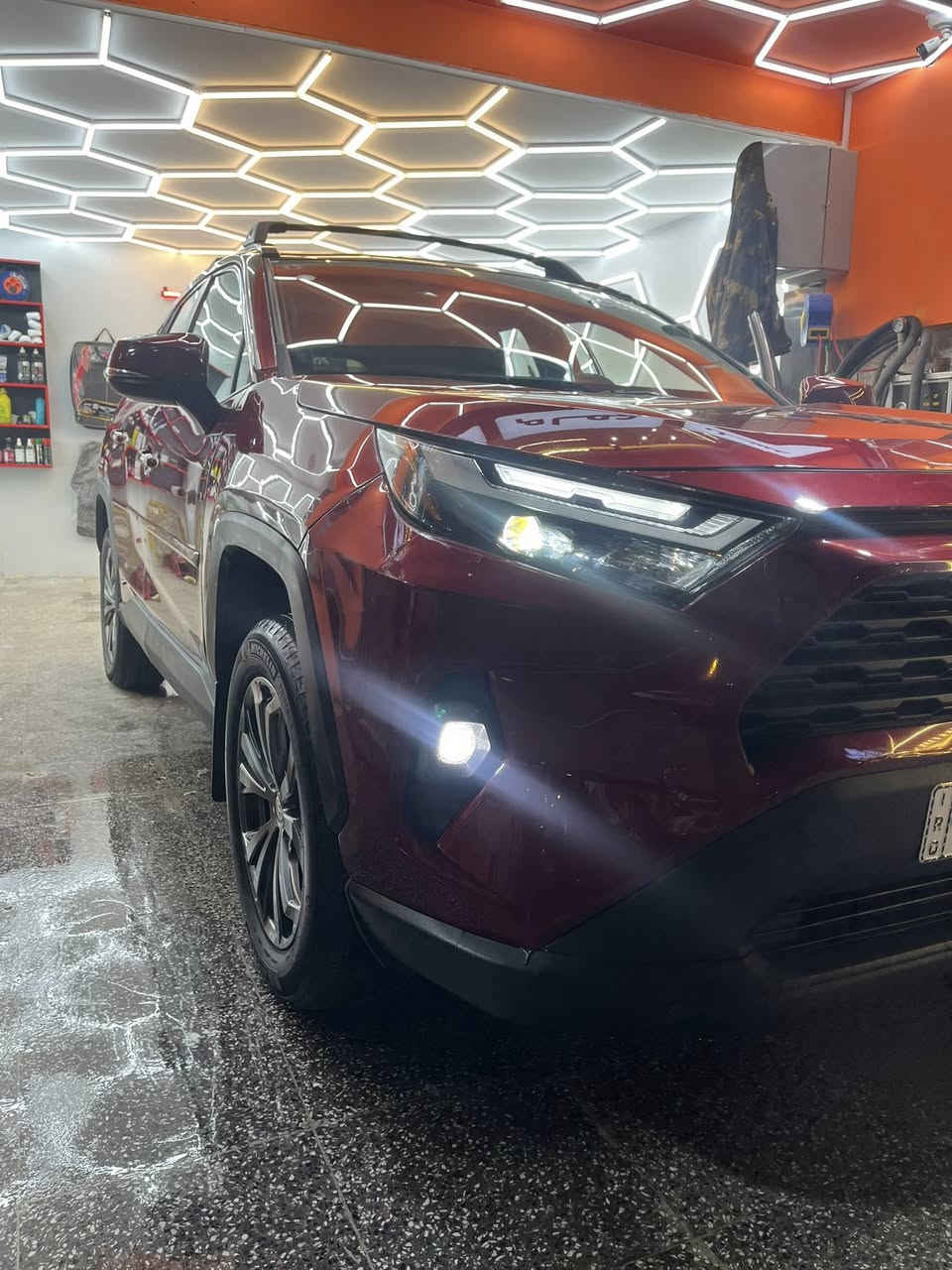🚗 للبيع تويوتا RAV4 2024 هايبرد 🚗
▪️ الفئة: XLE

▪️ اللون: أحمر

▪️ المكينة: 2500 سي سي – هايبرد

▪️ الدفع: فور ويل (AWD)

▪️ الممشى: 82 فقط

▪️ القير: أوتوماتيك

▪️ الحالة: كلش جديدة

✨ المواصفات:

▪️ كشنات جلد

▪️ تدفئة كشنات

▪️ فتحة سقف

▪️ جنطة كهربائية

🔧 الملاحظات:

▪️ ضربةجاملغ  اليمين

▪️ الباب اليمين مبدّل

▪️ باقي السيارة مكفول بدون لغود

📄 التسجيل: السيارة باسمي – رقم بغداد

📍 العنوان: بغداد – العامرية أو حي الحسين 

📞 الهاتف: ***********
