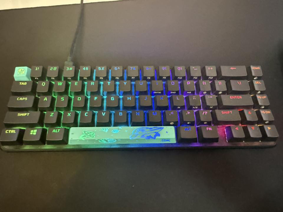 كيبورد من شركة Hyper x لون اسود green switch اوبن بوكس غراضها كامله وياها فول نضافه افحص قبل لتاخذ بيها انماط كلش هوايـه وبيها برنامج خاص تكدر تتحكم بالالوان وسرعة الاستجابه وبقية الاشياء وزن الكيبورد كلش ثكيل صوت السويتشات كلش حلوه ومابيها ازعاج سعره 60 وعندي توصيل لجميع محافظات العراق للاستفسار واتساب ***********
