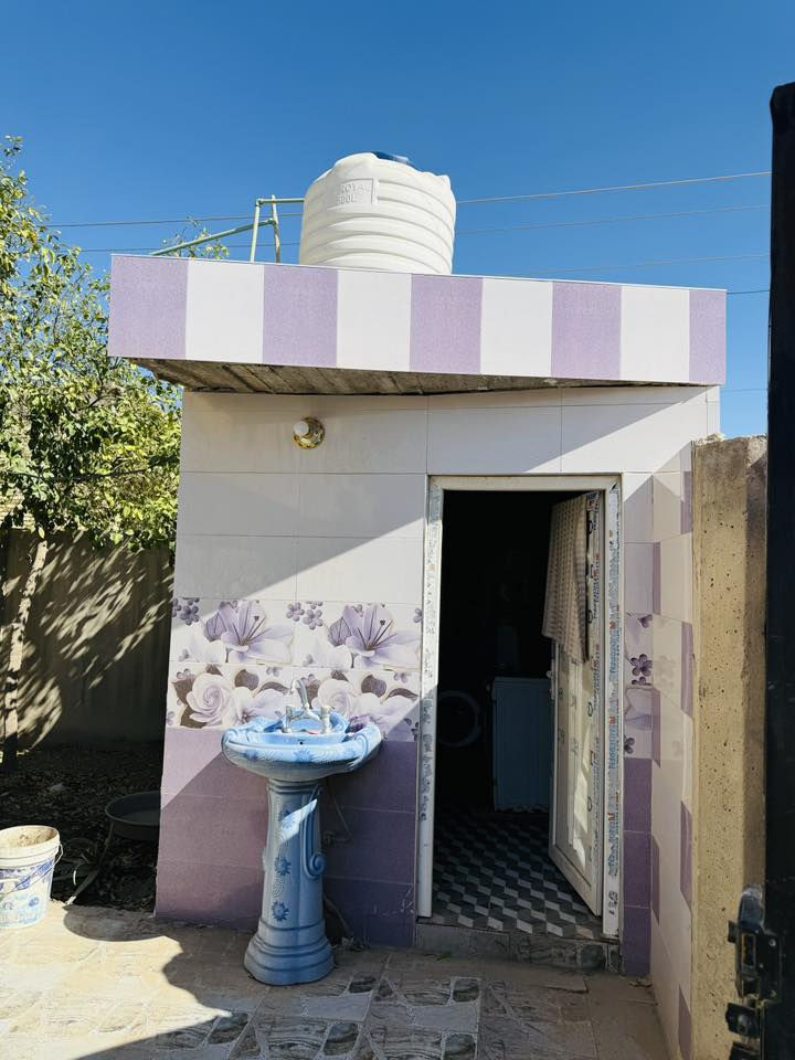 السلام عليكم
بـيت للبـيع المسـاحه 400 مـتر طابـو صـرف بأسمي مداور ثاني يوم  
موقع تجاري
مگون مـــن 
ثلاث غرف نـوم + صـالة +استقبال
+ مطبخ 
+ صحيات داخليه ـ وخارجـية 
طـابوگ جـمهوري + صب گونگريت مسـلح 
+مناور داير مداير البـيت
يحتـوي على 3 حدائق 
+ محـل سوبر ماركت 
رگن على شارعين عرض الشارع 15 متر
 تبليط ومجاري بالباب 
العنوان حـي العسـگري _الشارع الرئيسي مقابل اياد حسونـي 
للاستفسار الاتصال على الرقم 
***********
