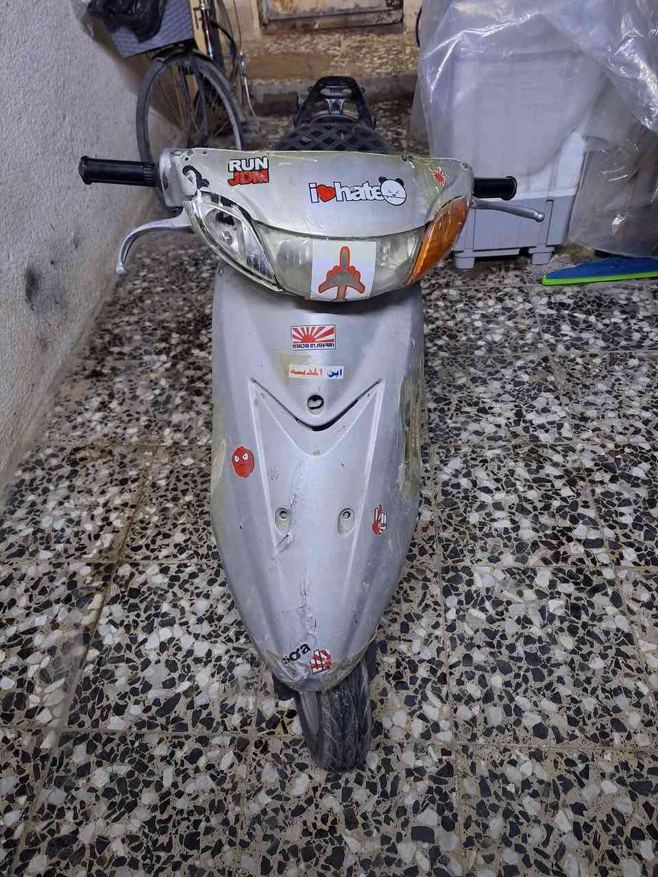 سلام عليكم دراجة عصفوريه للبيع تجفيت جديد وكلجات وقايش جدد وكابريتر جديد سلف شغال كهربائيات شغاله بس يرادلها ترتيب كفرات شوفت عينكم عارضها اب 140 وبيها مجال حك الجيه ***********
