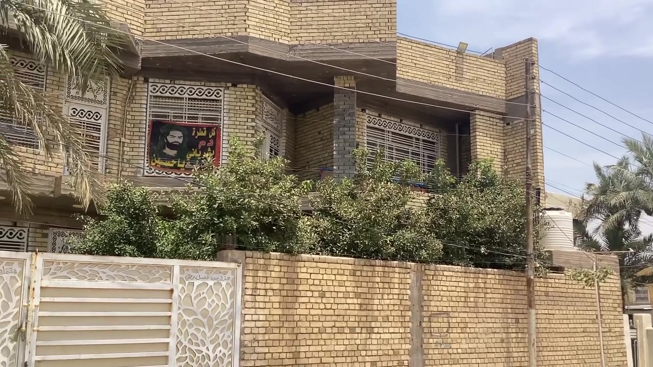 فرصة ذهبية للسكن الراقي في بابل - حي الأساتذة 🏠✨
للبيع منزل مميز بموقع استراتيجي وإطلالة مباشرة على المنتزه، يجمع بين الفخامة والراحة.
تفاصيل العقار:
 المساحة: 300 متر مربع.
 التصميم: طابقان بتوزيع هندسي مثالي.
 المحتويات: 7 غرف نوم واسعة، استقبال فخم، صالة ضيوف مريحة، مطبخ عصري مجهز.
 المميزات الخارجية: كراج خاص، حديقة منسقة بلمسات جمالية، وإطلالة مباشرة ومميزة على المنتزه.
الموقع: حي الأساتذة - منطقة هادئة وراقية وخدمات متكاملة.

***********
