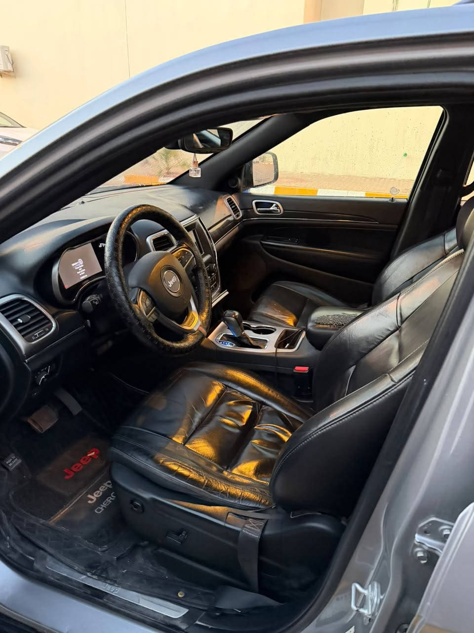 جيب كراند شيروكي 2018
المحرك : V6 3600 (دفع خلفي) 
العداد : 125ألف كيلو قابل للزياده  ( مو ميل)
رقم بصرة 
 
المواصفات :
* المقاعد من الجلد حضن.
* المقاعد الأمامية كهربائية .
* ذاكرة لحفظ وضعيات الجلوس . 
* المقاعد الأمامية تدفئة . 
* رادار النقطة عمياء .. 
منظومة امامية زنون . اصلي لايت نهار 
* تشغيل عن بعد .
* صندوق كهربائي .
* حساسات خلفية .
* كاميرا خلفية دوارة.
* المرايا تعتيم / هيتر / قلابة عند الرجوع
* محدد سرعة . 
* نظام بريك اوتماتيكي 

وارد امريكي داخله كلين فقط بارد بل جنطه
هنا صار بيهه حادث بسيط وتبدل مدكر وبنيد شغل درجه اولئ
محرك وگير مكفول حداده تبريد تخم تاير جديد 
السياره جديده وجاهزه من كلشي تراي للشمال
السيارة نظيفة وجاهزة ما تحتاج مصروف.
📍 الموقع: البصرة
💰 السعر: 210
للاستفسار:   ***********
