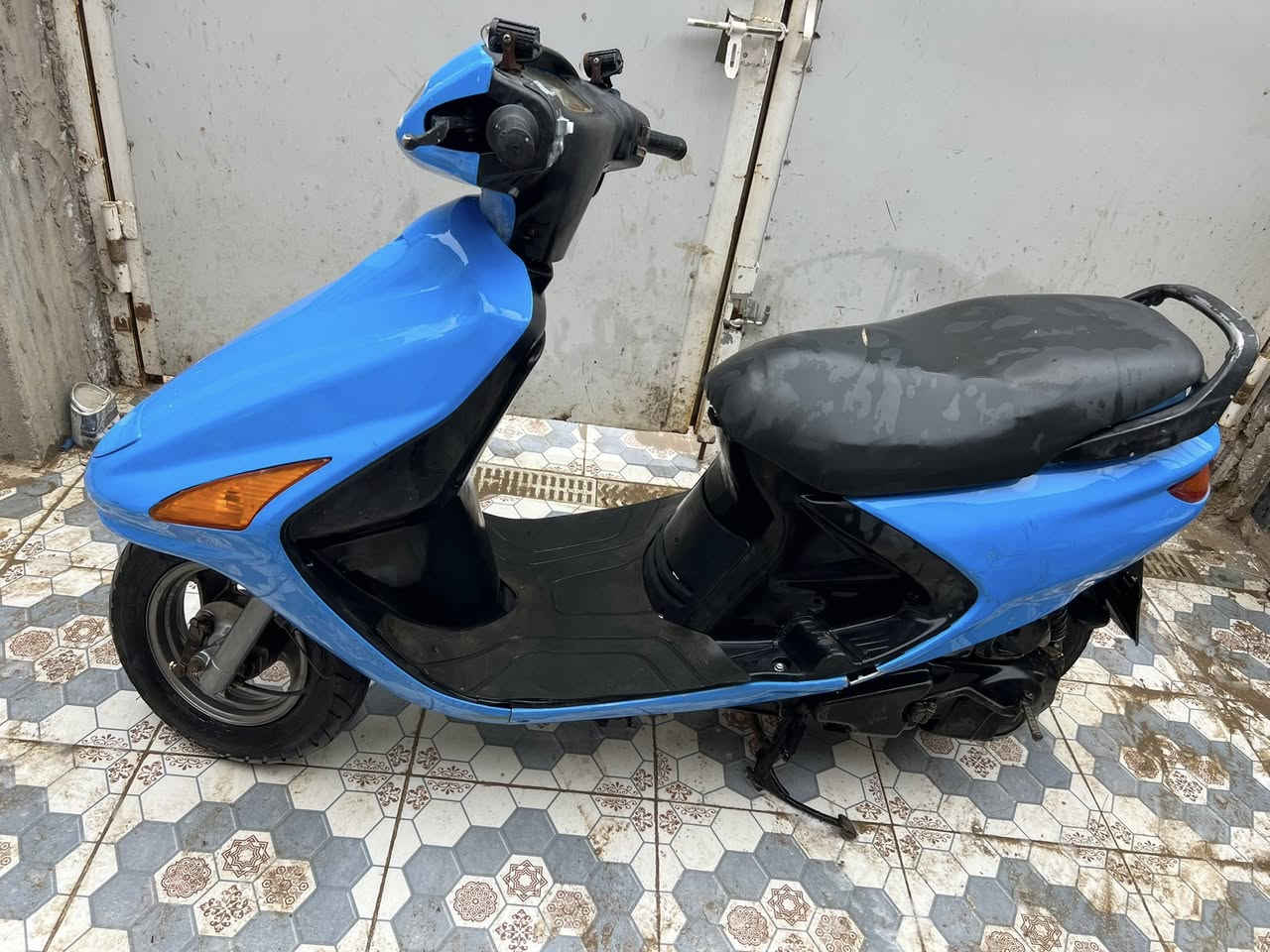 دراجه حاويه للبيع فراشة 
مكفوله من كلشي محرك مامفتوح كهربائيات شغاله 
تشتغل نكره سلف وتشتغل هندر مزوده لايتات فوك الدشبول 
داجه نضيفه 100‎%‎محرك سرعه وصوت ونهضة على شرط 
العنون دوانيه دور النسيج الاتصال على رقم ***********
السعر 650قفل مابيها مجال
