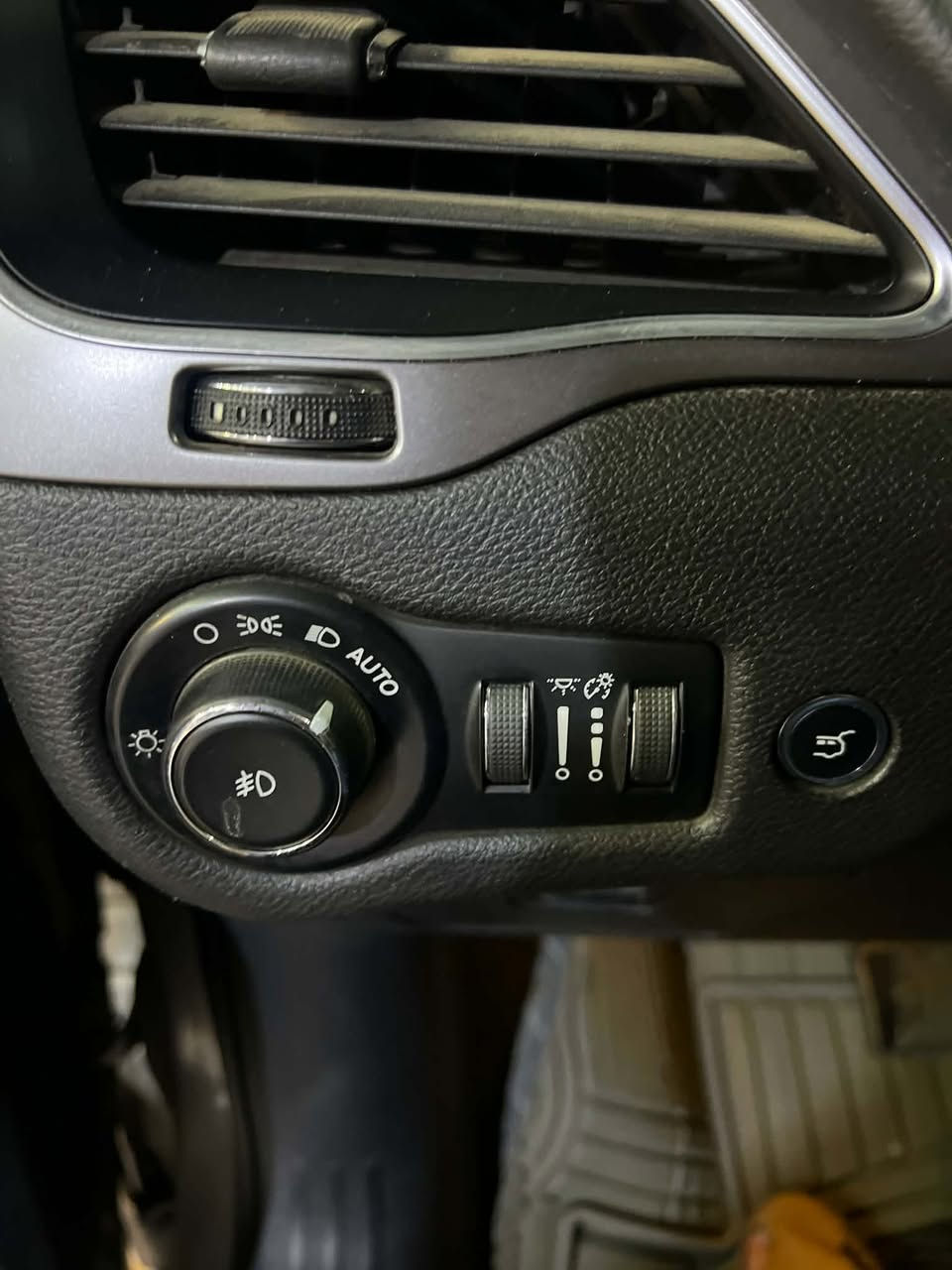 السلام عليكم

جيب شيروكي بزون

الموديل : 2019 

نوع الحادث :  بنيد وجاملغ  

الــمــواصــفـــات :-

1 - محرك 4 سلندر 2400

2 - كشنات جلد اسود

3 - شاشة وسط للتحكم في ايعازات السيارة

4 - تبريد قطعتين امامي خلفي

5- لايت زنون + كشاف  

7 - تبريد ثلج 

8 - منافذ USB امامي خلفي

10 - تحكم ستيرن جهتين

12 - نضام ABS مانع انزلاق

13- سايد بريك بصمة  

17- حساس خلفي

18-أوتو بريك

19- نضام قياده

21- بصمه

رقم التلفون ***********
