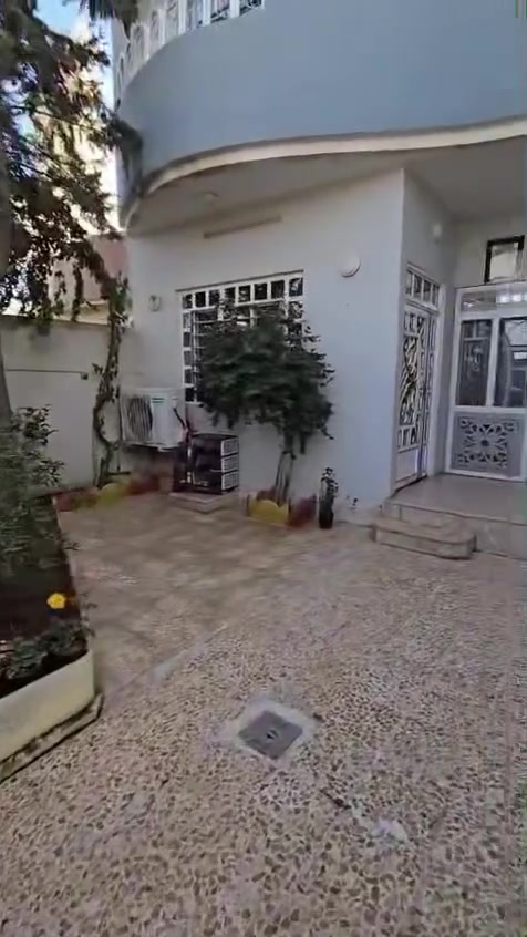 دار سكني حاوي الكنيسه140متر شارع رئيسيقرب جامع التقوى 4غرف نوم واجهه8صحيات استقبال هول مطبخ 
مكتب وطن***********
