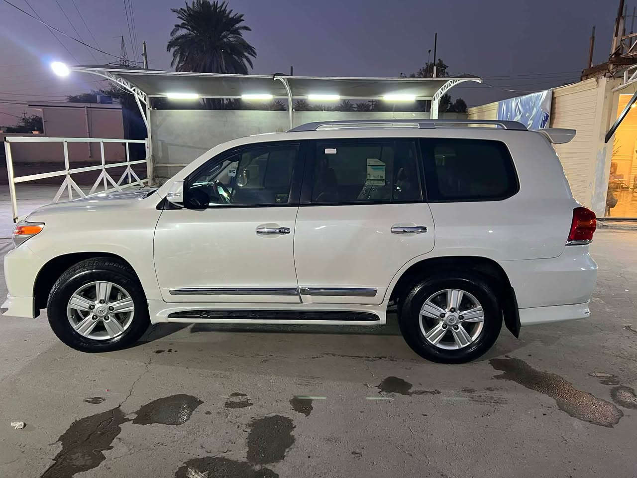 السلام عليكم ورحمة والله . للبيع او مراوس 

لاندكروز 2015 وكالة سازز مكفولة من الصبغ عدا باردين صغار . رقم بغداد انكليزي السياره فول مواصفات ثمانية ايرباك تشغيل عن بعد فتحه بصمه كشن كهرباء جلد قرميدي محرك مامفتوح حداده حلوه السياره جديده وجاهزه من كلشي 
السعر390 وبي مجال 
مكان السيارة ديوانية وبغداد 
*********** واتس 
*********** بغداد, العراق
