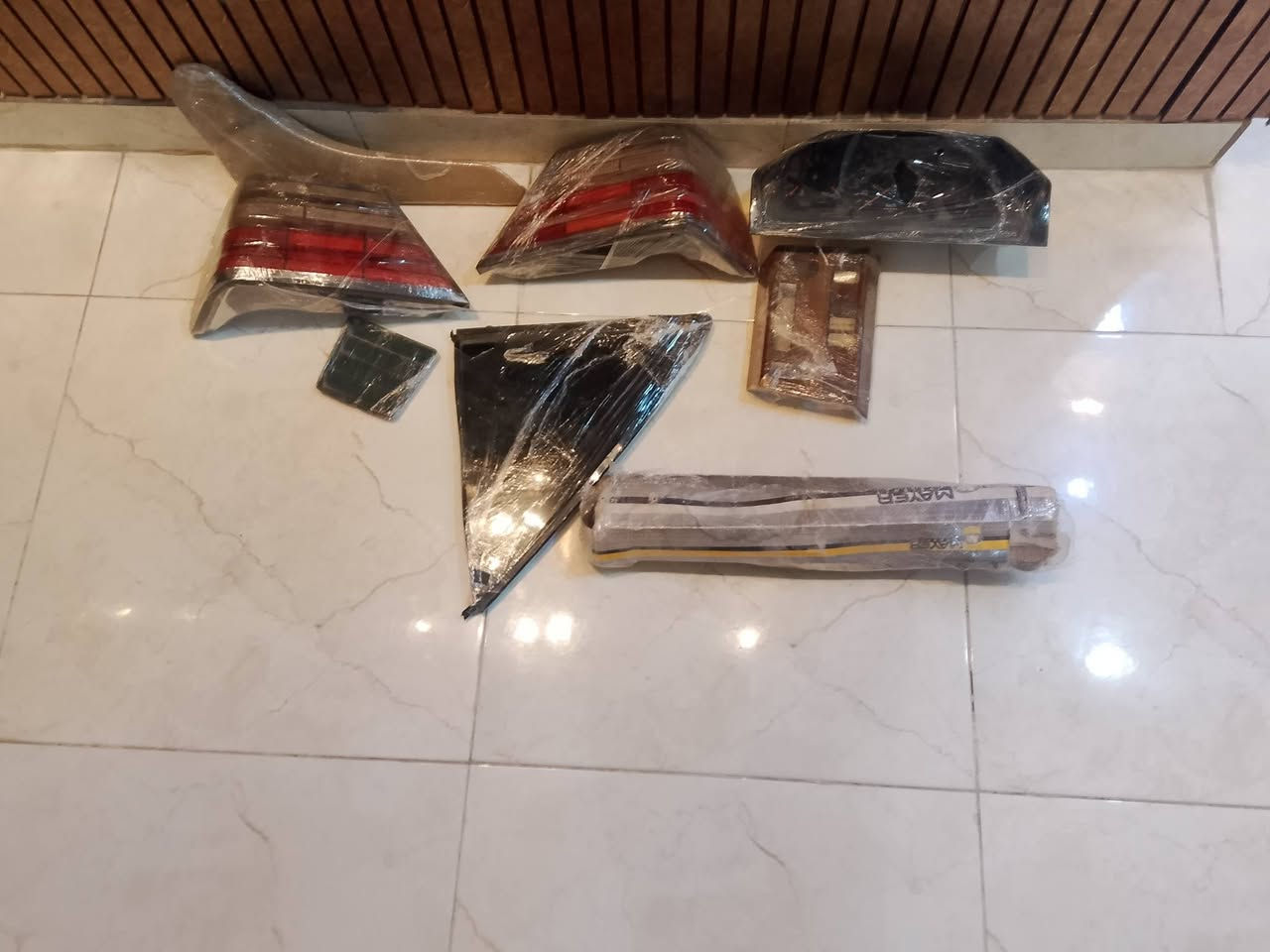 السلام عليكم غراض مال  مارسدس دب  ل بيع  مكان السماوه متواجد واتساب واتصال ***********،يوجد خدمة توصيل لجميع المحافظات  سعر 125 وبيهن مجال  دبلات 2 ساعه 1 و بك لايت 2 و جامه 1 و   قاعده تصير يم الكير
