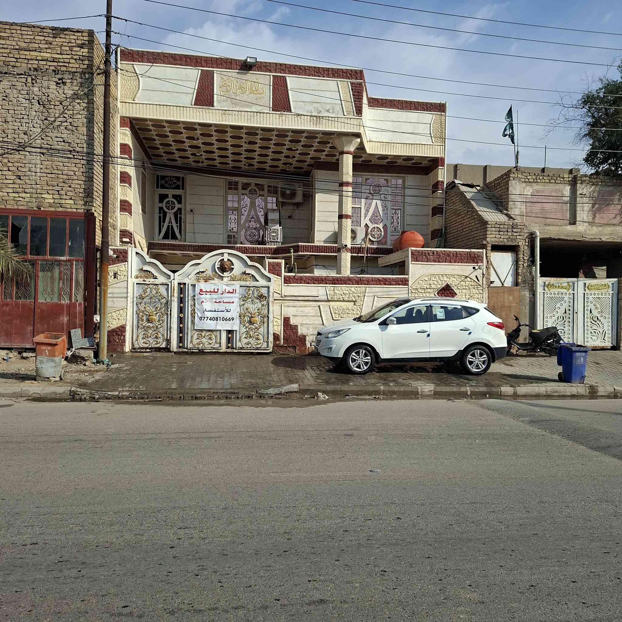 السلام عليكم للبيع دار سكن المساحه ٢٠٠ يحتوي على طرمه كلش واسعه و الطابق الاول استقبال +صاله ضيوف +صاله ثانيه خلف الاستقبال +مطبخ +حمام +غرقتين نوم  الطابق الثاني يحتوي على اربع غرف نوم +صاله +مجمع صحيات  السطح اشتايكر  الموقع حي الحوراء الاولى (زين القوس) نهايه شارع الكهرباء عل يسرا موقع البيت على كورنيش الشط كدامه ساحه كلش واسعه  تبليط مقرنص اناره الشارع كلها جاهزه للبيع او المراوس حسب القناعه للاستفسار الاتصال على الرقم ***********
