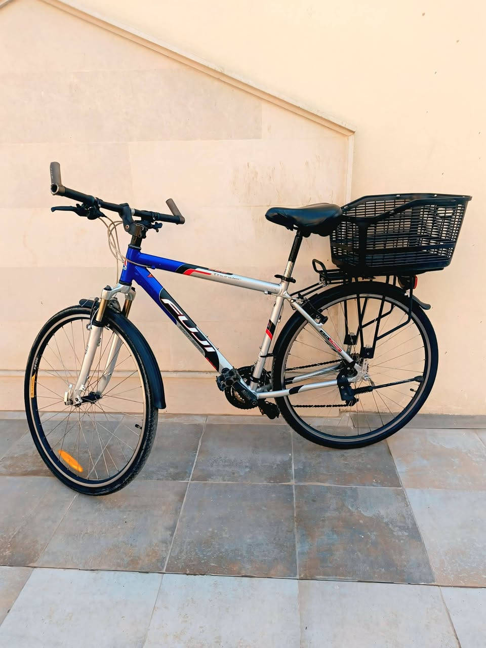 ‏
‏دراجة #ترحال ماركة ياباني  FUJI 
‏
‏حجم  28 فريم   50 
‏الفريم مضلع 
‏معدن ألمنيوم بالكامل 
‏سستم  Shimanow Deore LX 
‏الحركات   9*3
‏دبل أمامي سلس 
‏گير فقاس سحب دفع 
تايرات كتان  Kinda 
‏مع سلة أصلية برحستون 
‏بك لايت أصلي
‏الدراجة كلها مختمة #فوجي  
‏
‏السعر  270 ألف مجال بسيط 
‏
‏*الدراجة تناسب القامات المتوسطة والطويلة 
‏
‏للتواصل ع الخاص أو واتس  / ***********
‏متوفر توصيل المحافظات 
‏
