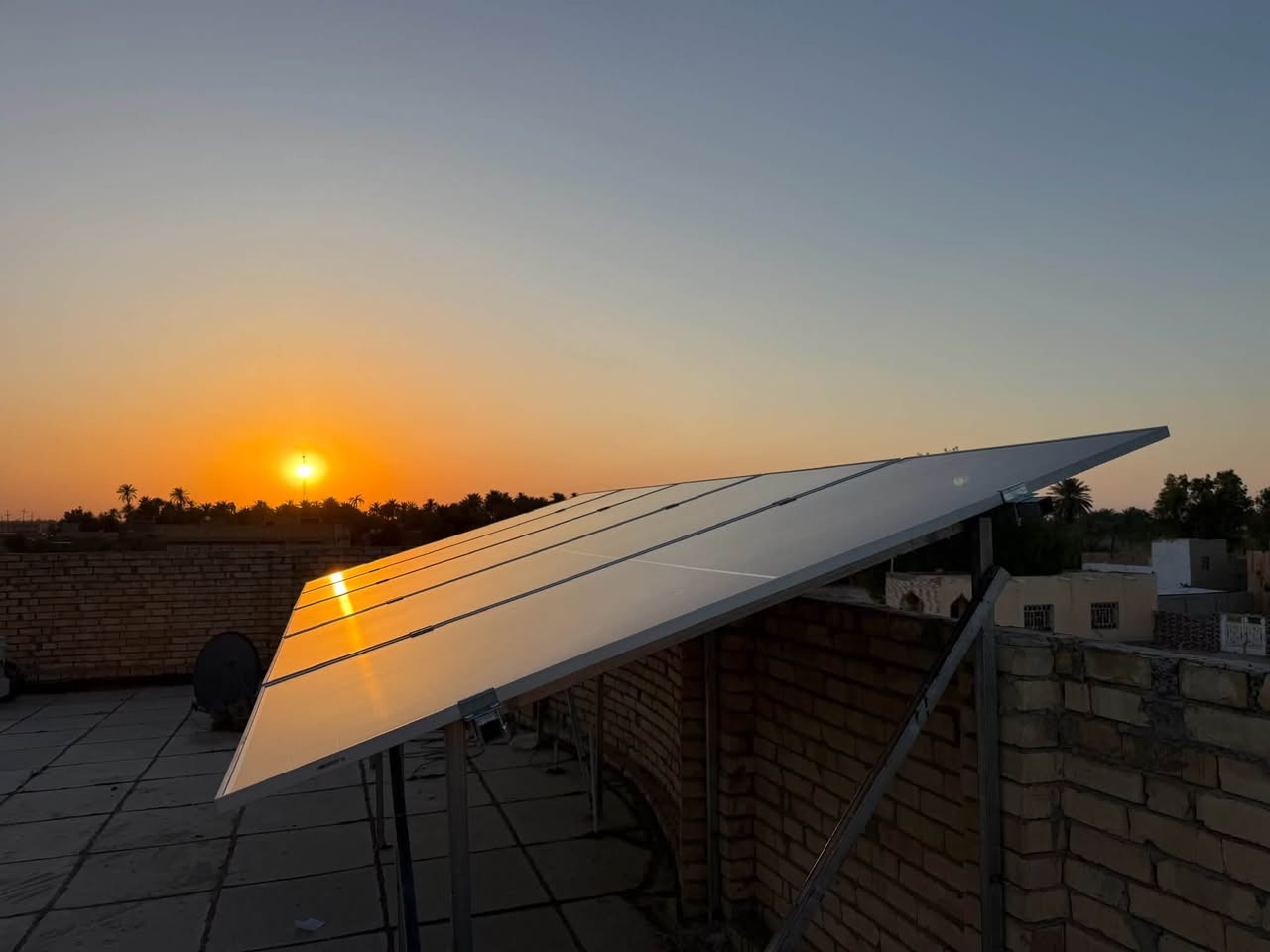 �☀️ تم بعون الله تجهيز وتنصيب منظومة طاقة شمسية متكاملة الى الاخ ثابت حسين عبد /قضاء الدغارة 

✅ منظومة 10 أمبير نهاري 8 ليلي مصممة لتوفير طاقة مستقرة وتشغيل الأحمال بكفاءة عالية على مدار الساعة.

⭐ مميزات المنظومة:
🔹 بطارية عالية الكفاءة بضمان 5 سنوات.
🔹 انفيرتر بمواصفات متطورة وضمان سنتين.
🔹 ألواح شمسية بضمان 15 سنة وأداء ممتاز في مختلف الظروف الجوية.

💡 تخلص من مشاكل انقطاع الكهرباء وارتفاع تكاليف التشغيل، واستثمر في طاقة نظيفة واقتصادية تدوم لسنوات.

📞 للحجز والاستفسار وتجهيز جميع أحجام المنظومات المنزلية والتجارية، راسلنا على الخاص.

طاقة شمسية اليوم… راحة وأمان لسنوات قادمة. ☀

للتواصل 
مهندس عباس:***********

مهندس حمزة:***********
