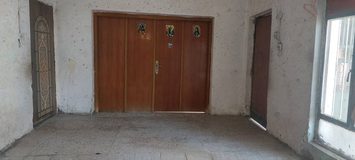 بيت للبيع 
المساحه 234 م 
يحتوي على غرف نوم عدد 2
صاله واستقبال مطبخ وصحيات 
العنوان حي العسكري الاول 
 البيت بناء قديم بس كونكريت  
***********
