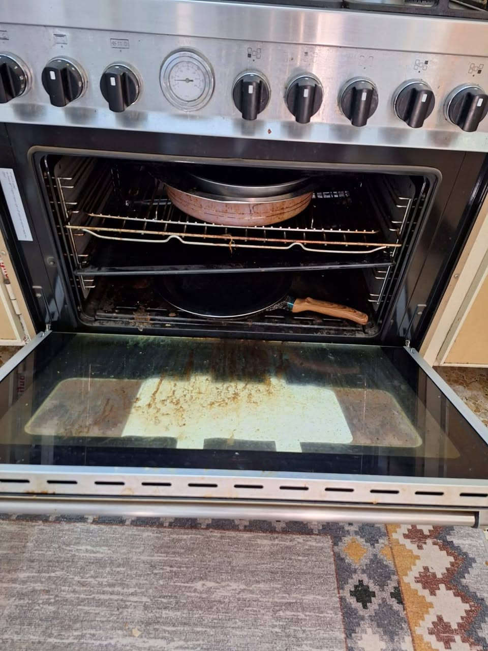 السلام عليكم كاونتر 7 قطع المنيوم نضيف وجديد سعره 600 طباخ شغاله كوله هو والفرن سعره 350 والمرشحه سعرها 125 مكاني الحريه 
رقم الهاتف ***********
