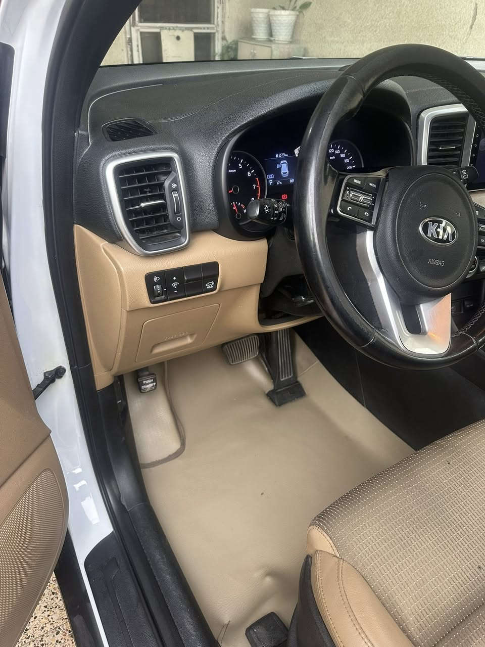 كيا سبورتج خليجي رقم بغداد الدولي الجديد  سنويه جديده موديل 2020 مكفوله بدون صبغ بدون بارد ماشيه 80 ألف السياره جديده على وضع الشركه برغي مامفتوح بيه من كل النواحي فقط رصعه بالجنطه باقيه نفسه ماملعوب بيه مواصفات 
بصمه / تشغيل عن بعد / تبريد شاشه / جنطه الخلفيه كهرباء / شاشه / حساس امامي خلفي / كأمره / الداخل جلد / مواصفات الباقي بلصور   
السعر 195 $$$$ نهايته
العنوان بعداد الكرخ 
للاستفسار /. ***********
