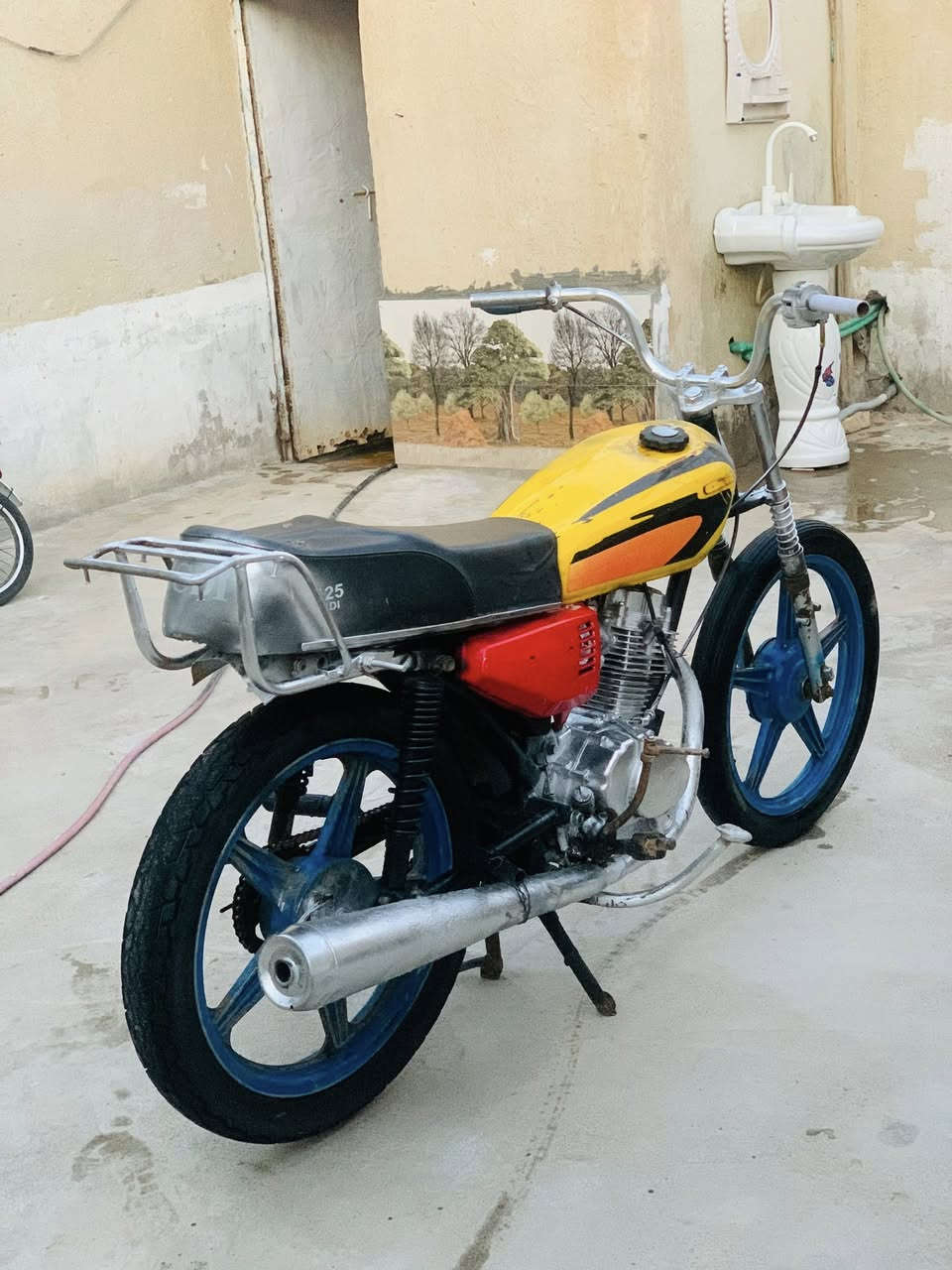 السلام عليكم دراجه بارت بيه تبخير( عوزه بستم) دراجه مرتبه تواير وياله جدد المكان الفهود تقاطع سيد يوشع للتواصل *********** 
السعر225 وبيه مجال للشراي
